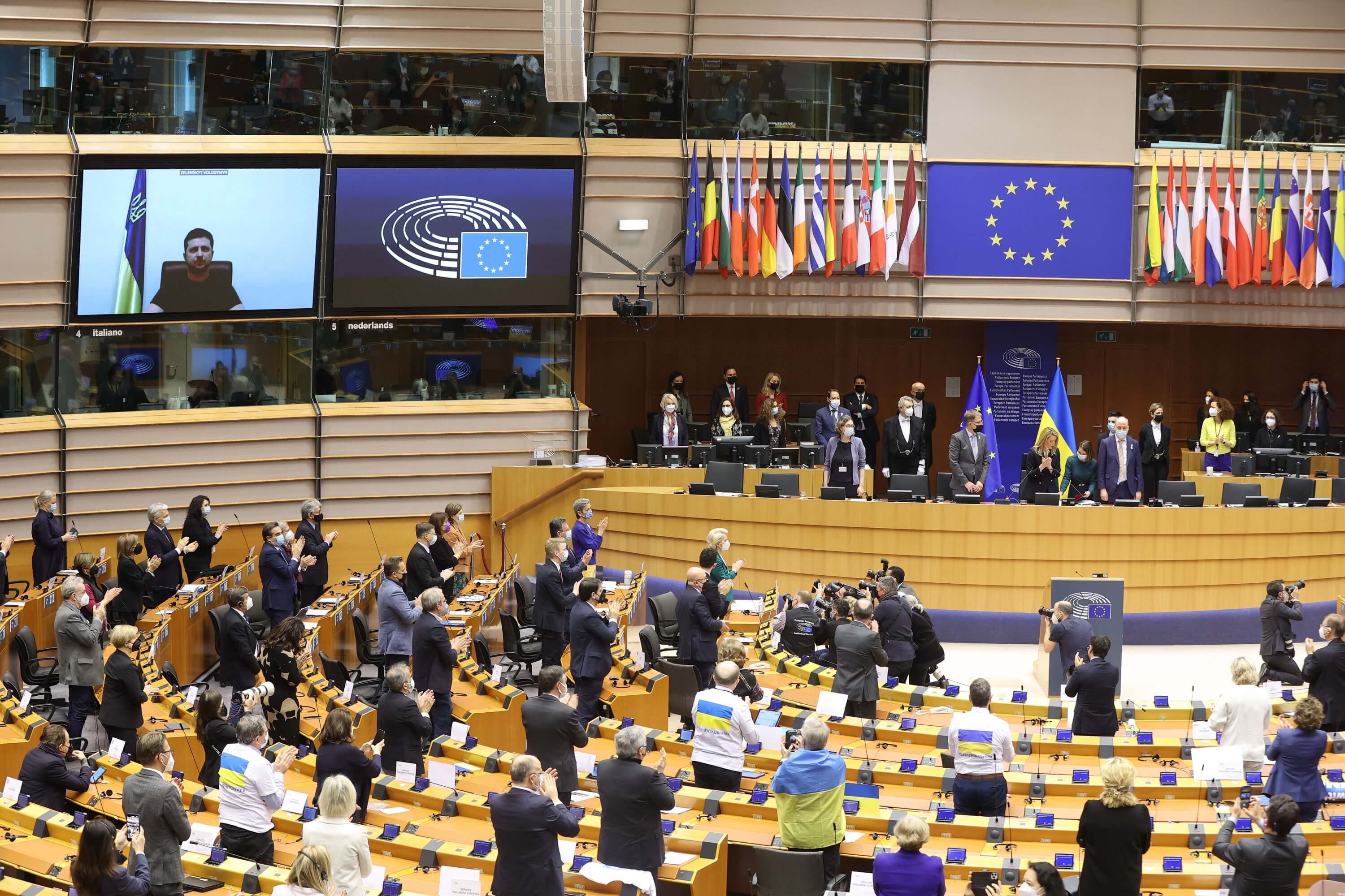 Holslag - De Oekraïnse president Zelensky spreekt het Europees Parlement toe op 1 maart 2022 op de zesde dag van de Russische invasie in Oekraïne. EU2