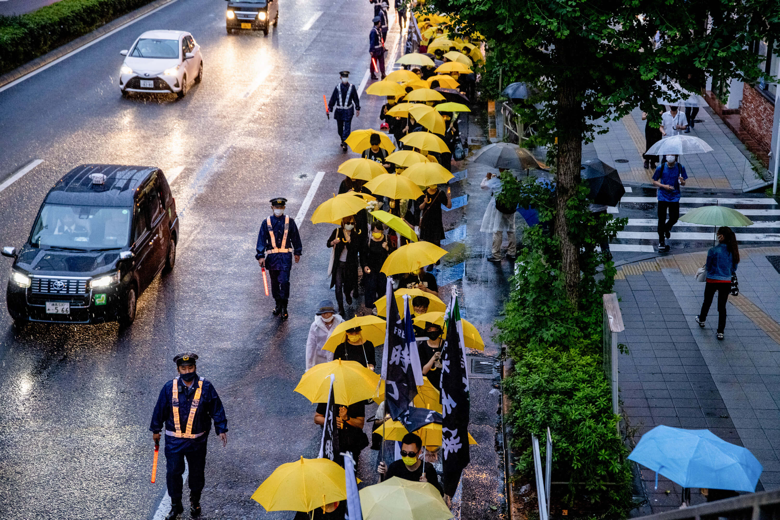 Holslag - Demonstranten in Hong Kong worden op 1 juli 2021 geëxcorteerd door politieagenten.  Viola Kam - SOPA Images -Sipa USA