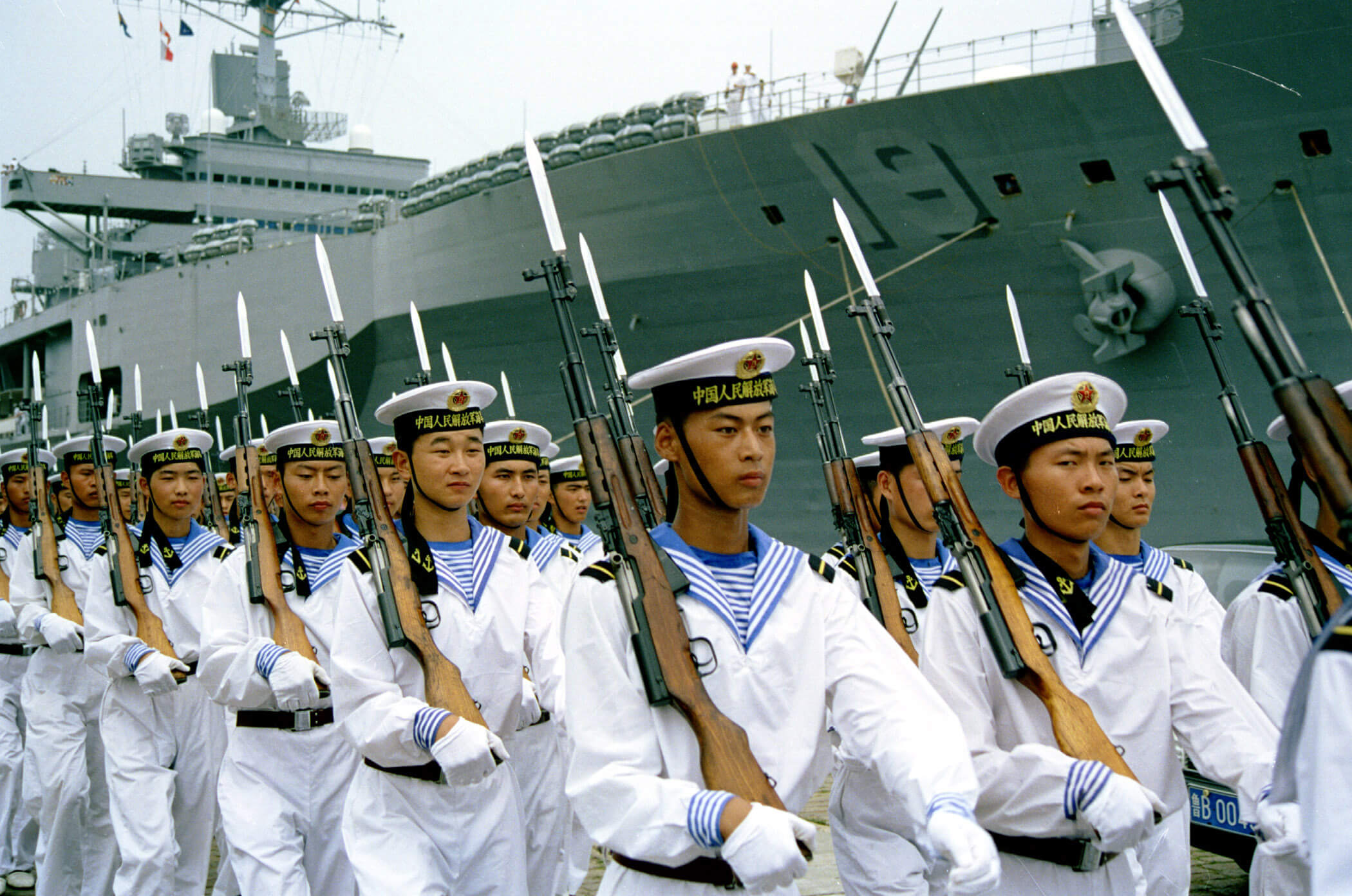 Chinese mariniers op bezoek bij een Amerikaanse delegatie in Japan in 2000. ©Wikicommons