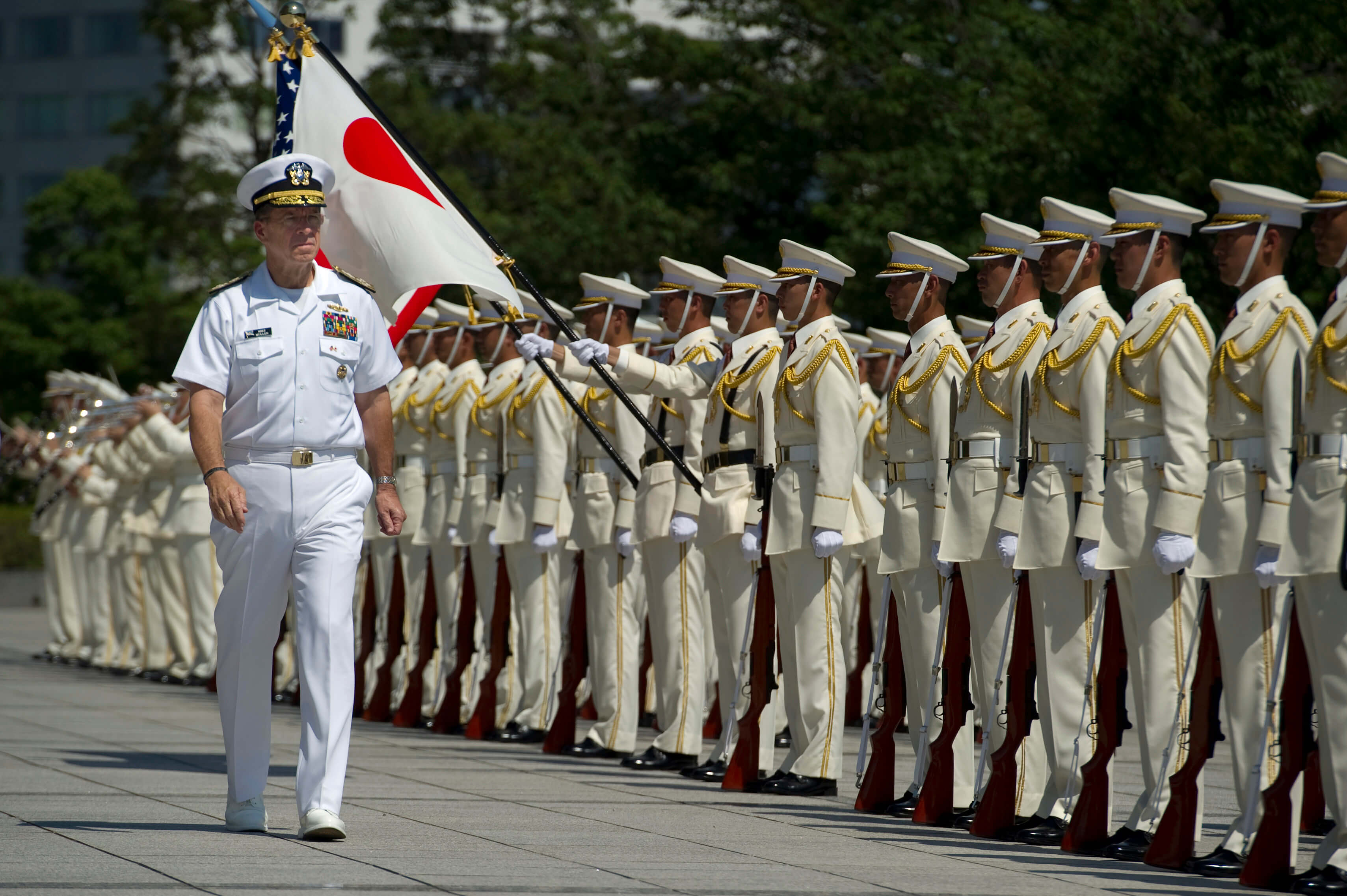 Homan-De Amerikaanse admiraal Mike Mullen inspecteert Japanse troepen in Tokio, 2011 - Bron US Department of Defense