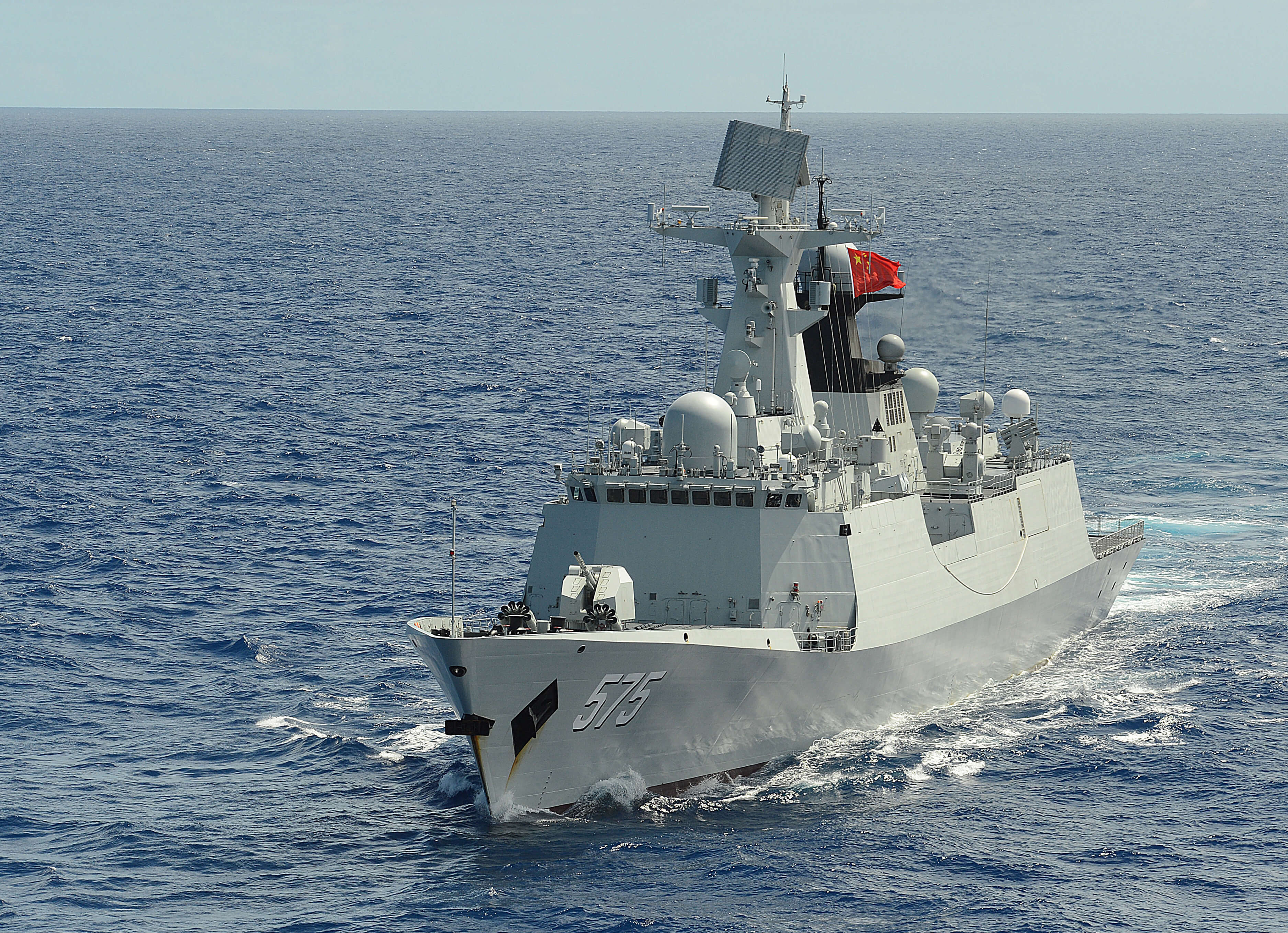 Het Chinese oorlogsschip PLA(N) Yueyang in 2014 tijdens een internationale oefening. ©Wikicommons