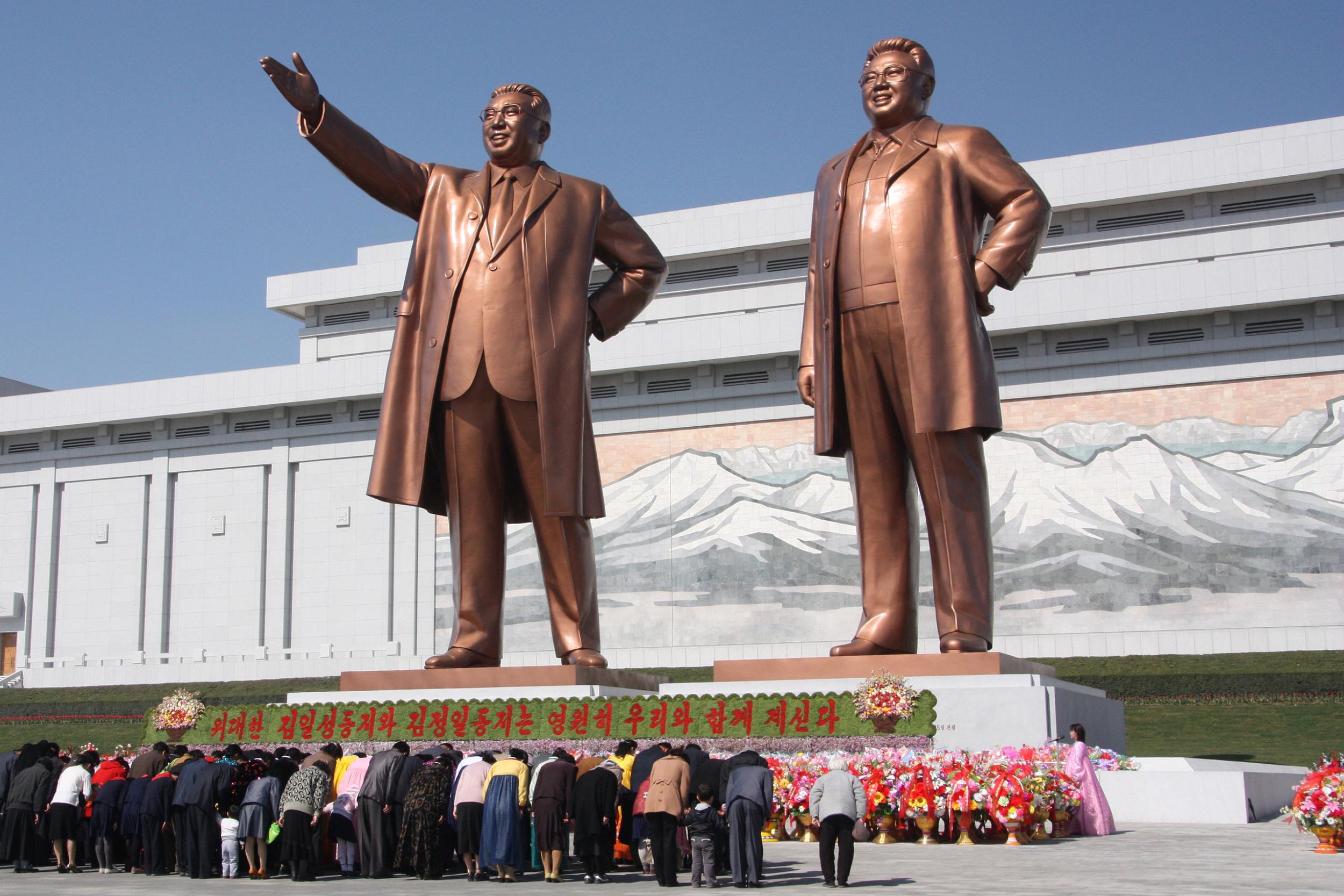De standbeelden van Kim Il Sung en Kim Jong-il op de Mansu-heuvel in Pyongyang, april 2012. 