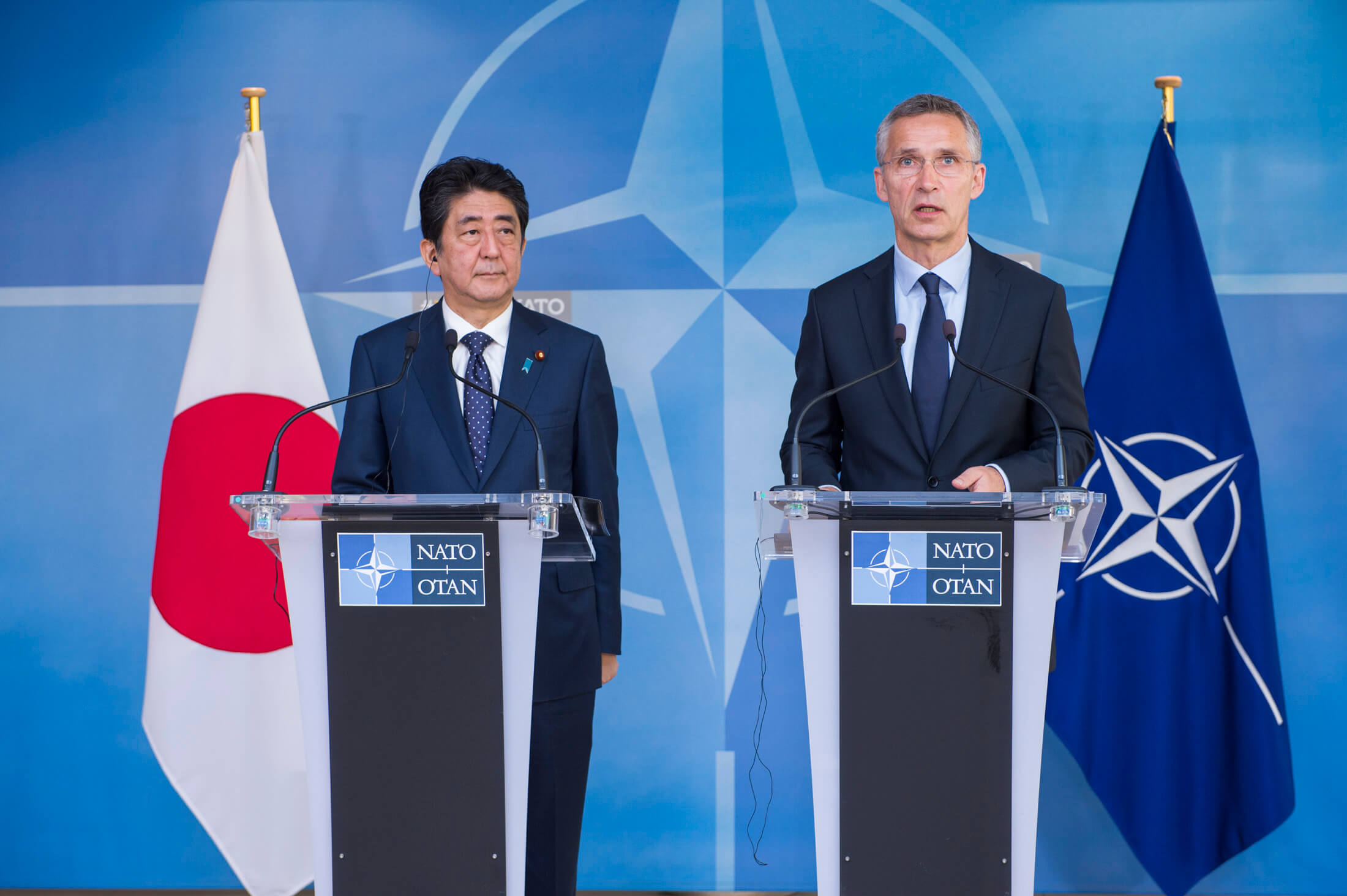 Homan-Premier Shinzo Abe op bezoek bij NAVO-secretaris-generaal Jens Stoltenberg in 2017 - bron NATO