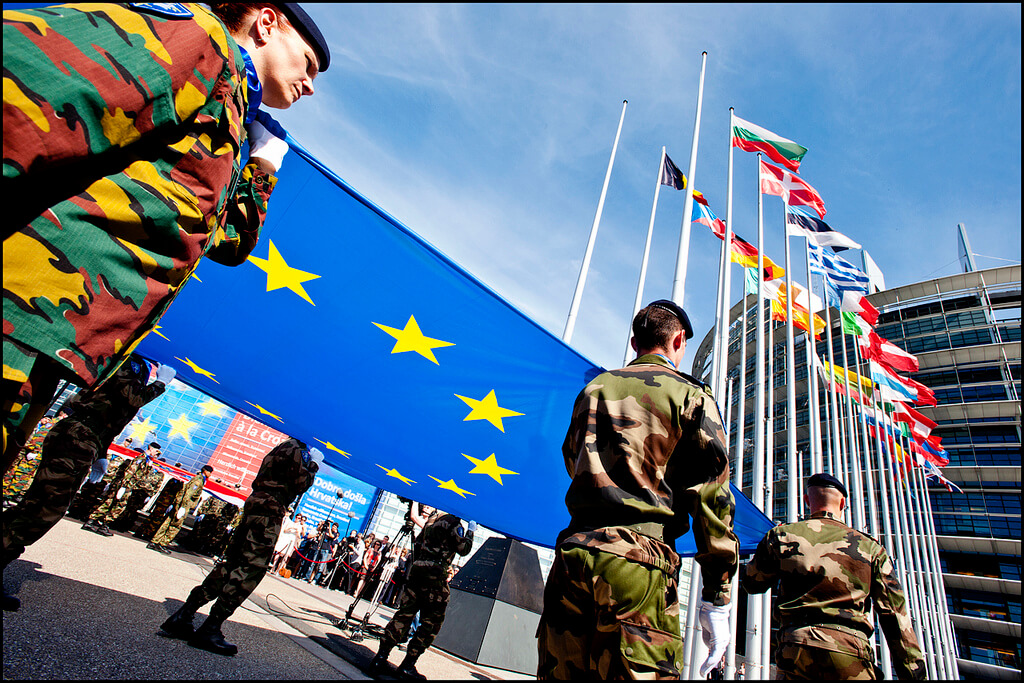 Kroatische militairen worden verwelkomd tijdens de EU-toetredingsceremonie in 2013. Bron: European Parliament