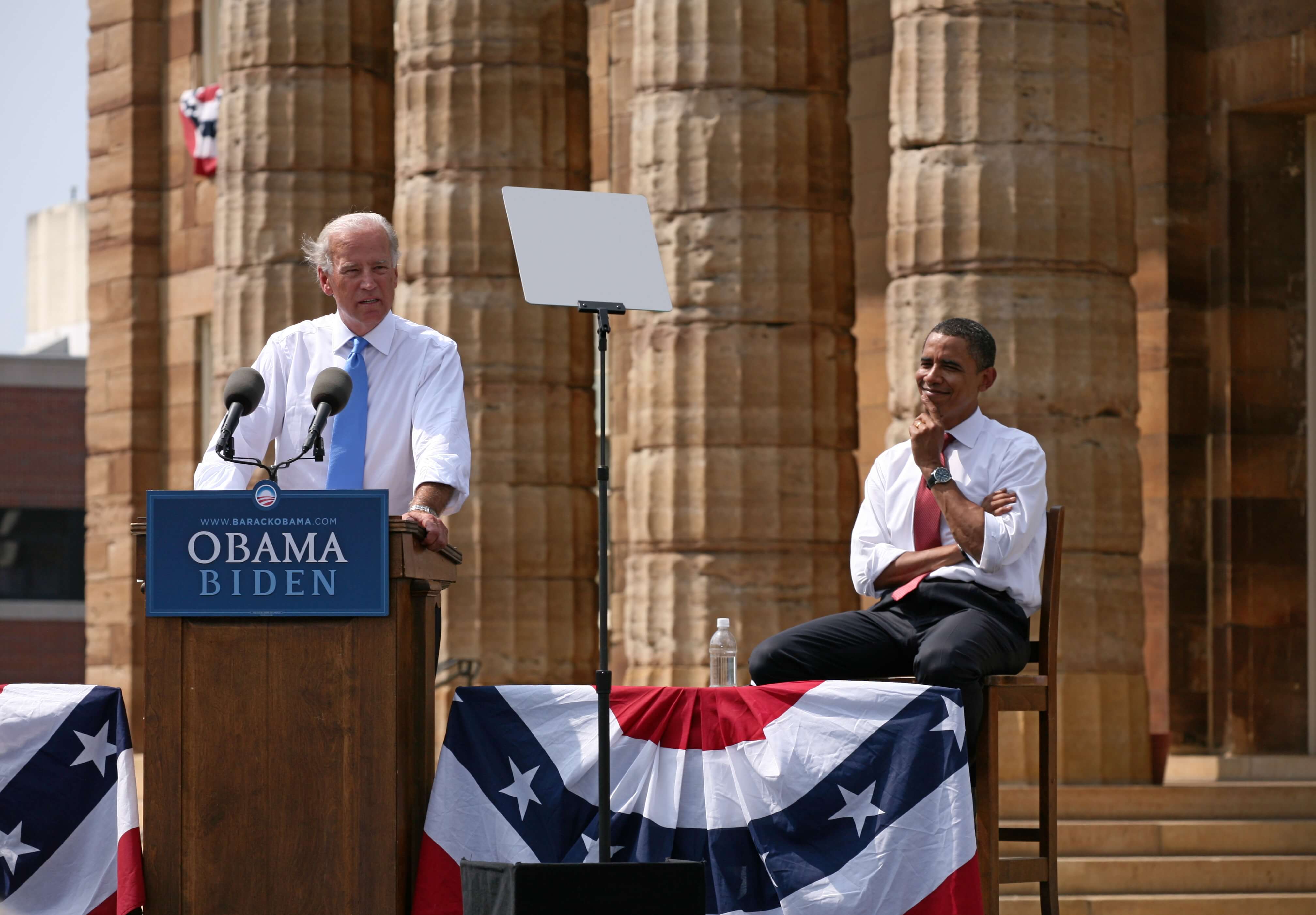 Janssens - Joe Biden in 2013 met Barack Obama bij de 'vice presidential announcement' bij de Old State Capitol in Springfield, Illinois. By Daniel Schwen - Own work, CC BY-SA 4.0