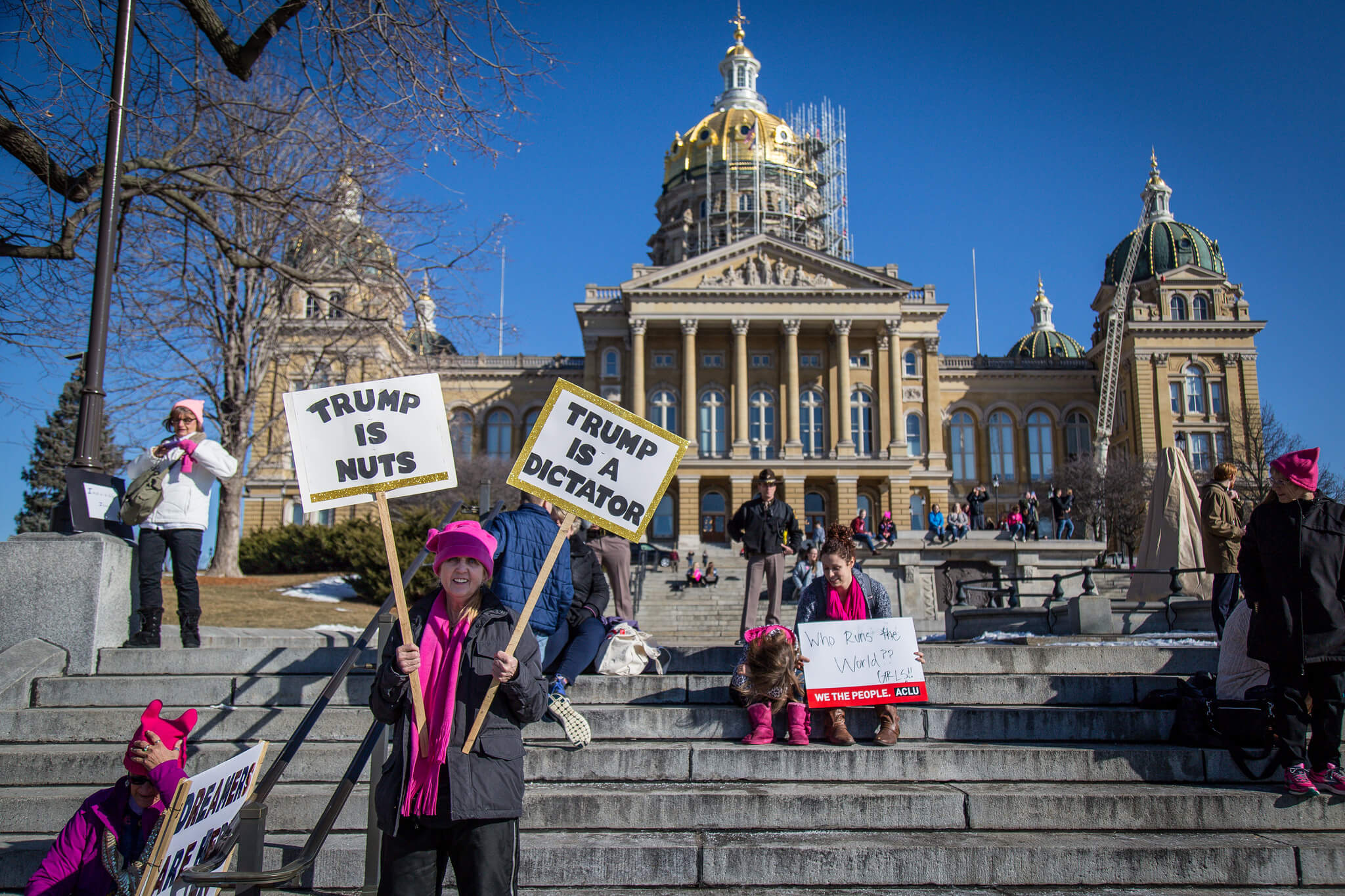 Janssens-foto-Phil Roeder flickr- anti-Trump protesters at the Iowa State Capitol the first anniversary of the inauguration of Donald Trump-jan20