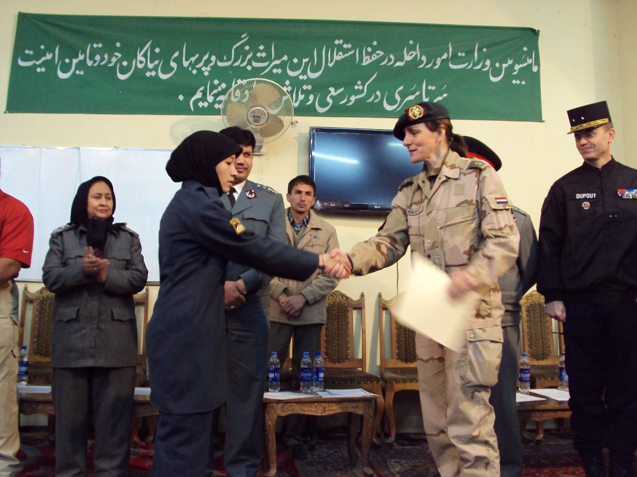 Kamminga - Een Nederlandse militair feliciteert een Afghaanse deelneemster aan de politieacademie in Kabul in 2011 voor het behalen van haar certificaat. NATO Training Mission-Afghanistan - Flickr