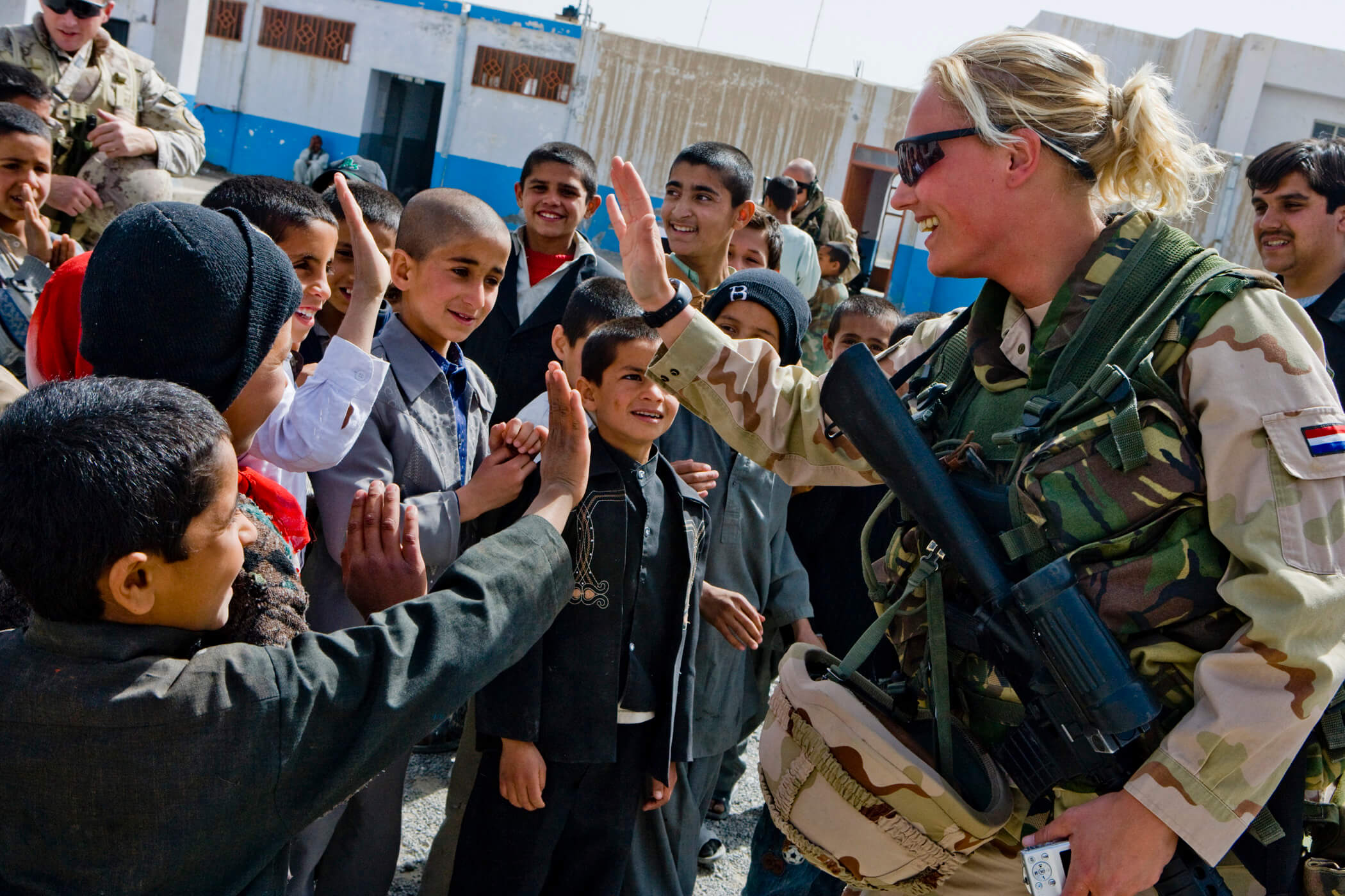 Kamminga - Nederlandse militairen van de ISAF bezoeken een Afghaans weeshuis in 2009. ISAF Public Affairs via ResoluteSupportMedia- Flickr
