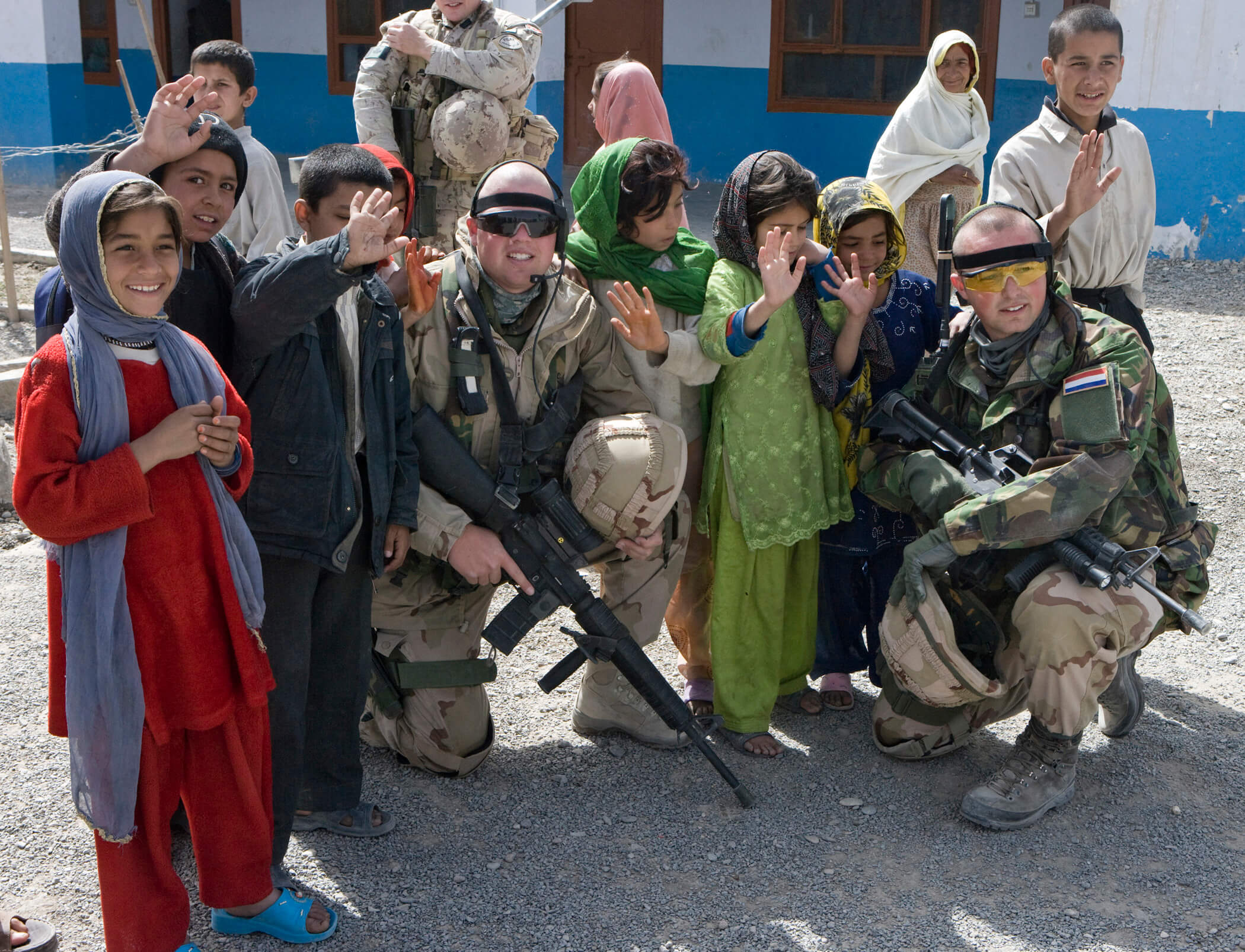 Kamminga - Nederlandse militairen van de ISAF bezoeken een Afghaans weeshuis in 2009. ResoluteSupportMedia- Flickr
