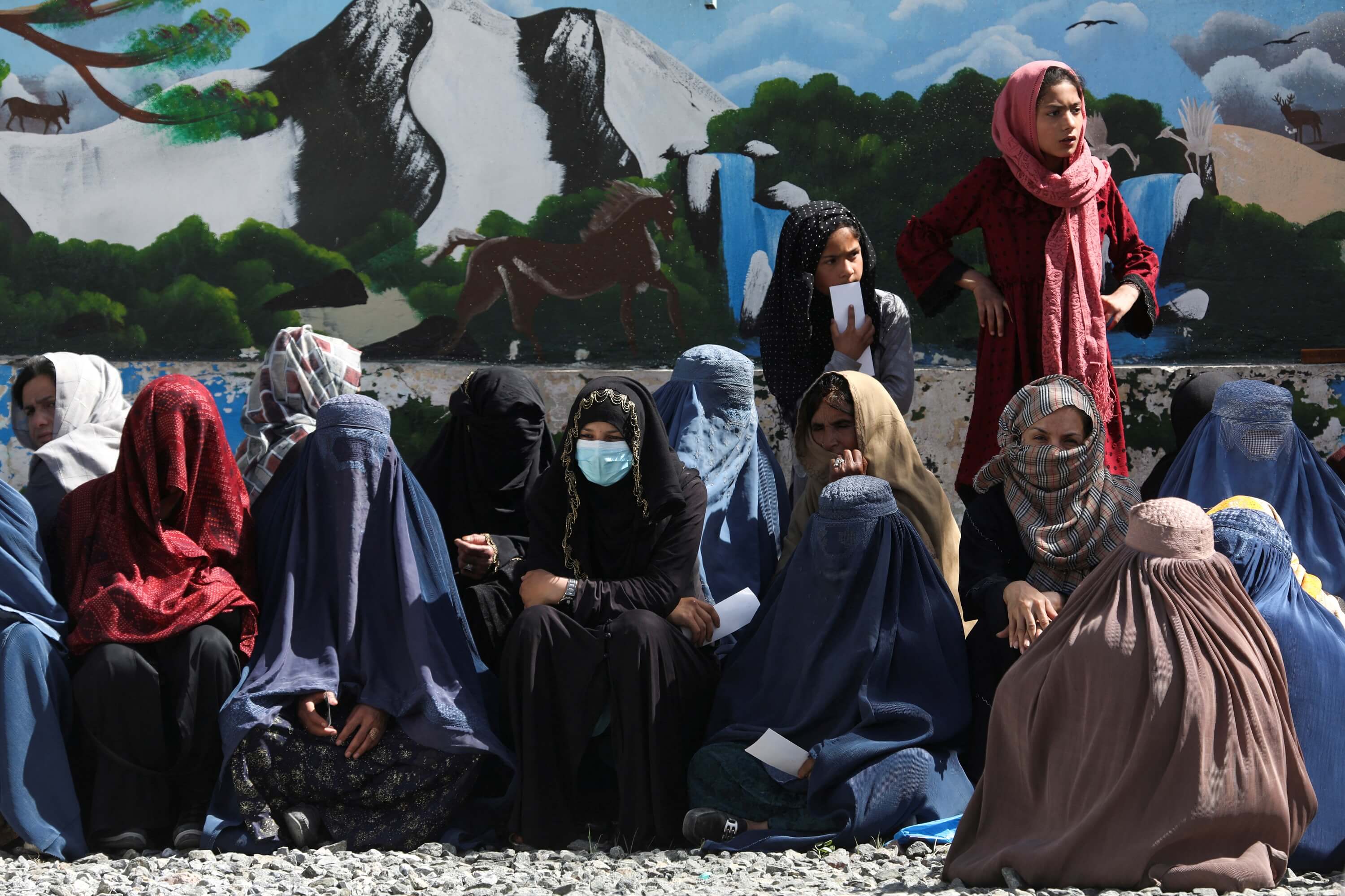 KammingaOppewal-Afghaanse vrouwen wachten op voedselpakketten in Kaboel op 25 april 2022. Reuters