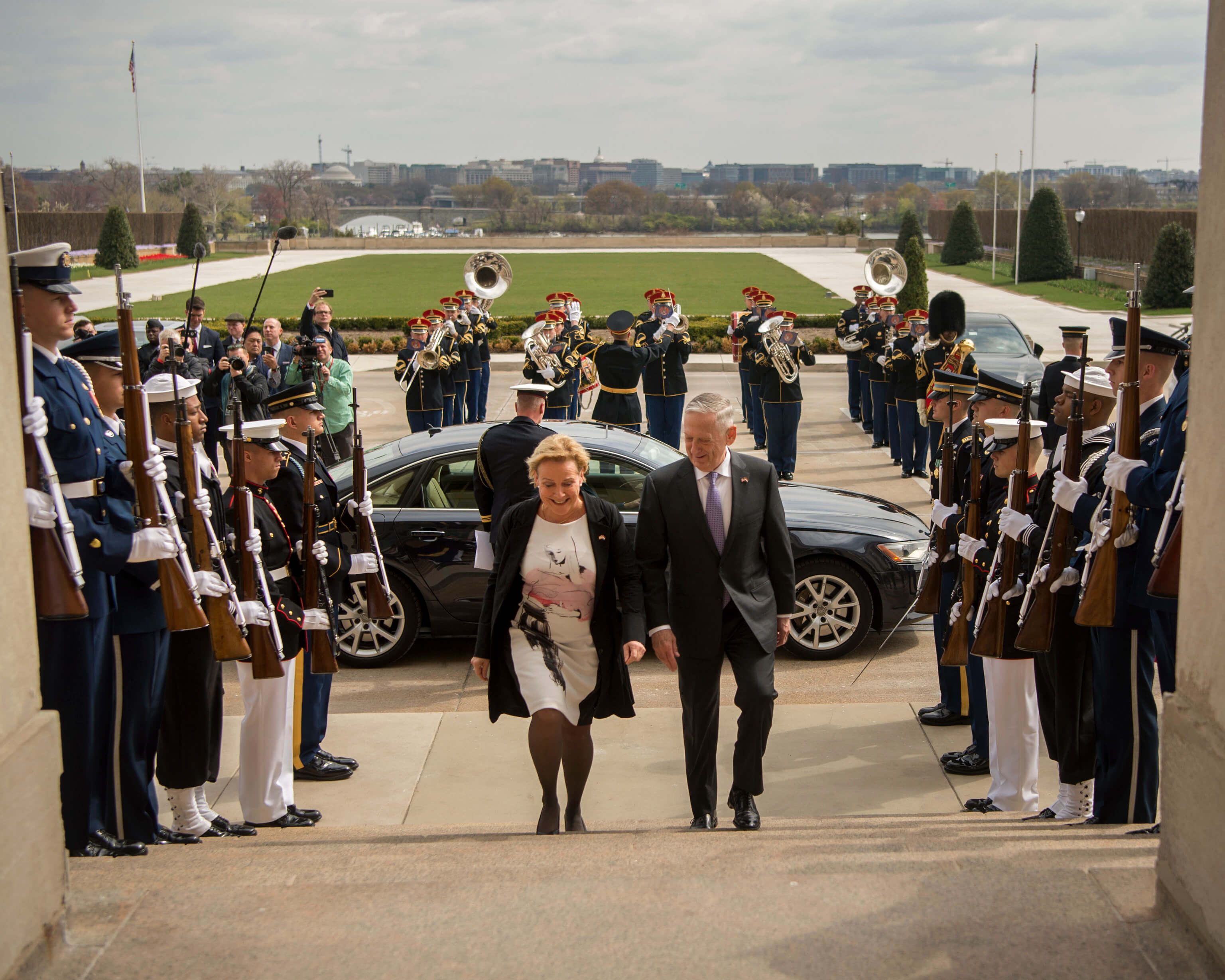 Karabulut-Ank Bijleveld op bezoek bij de Amerikaanse minister van Defensie James N. Mattis in 2018. © Flickr - U.S. Secretary of Defense