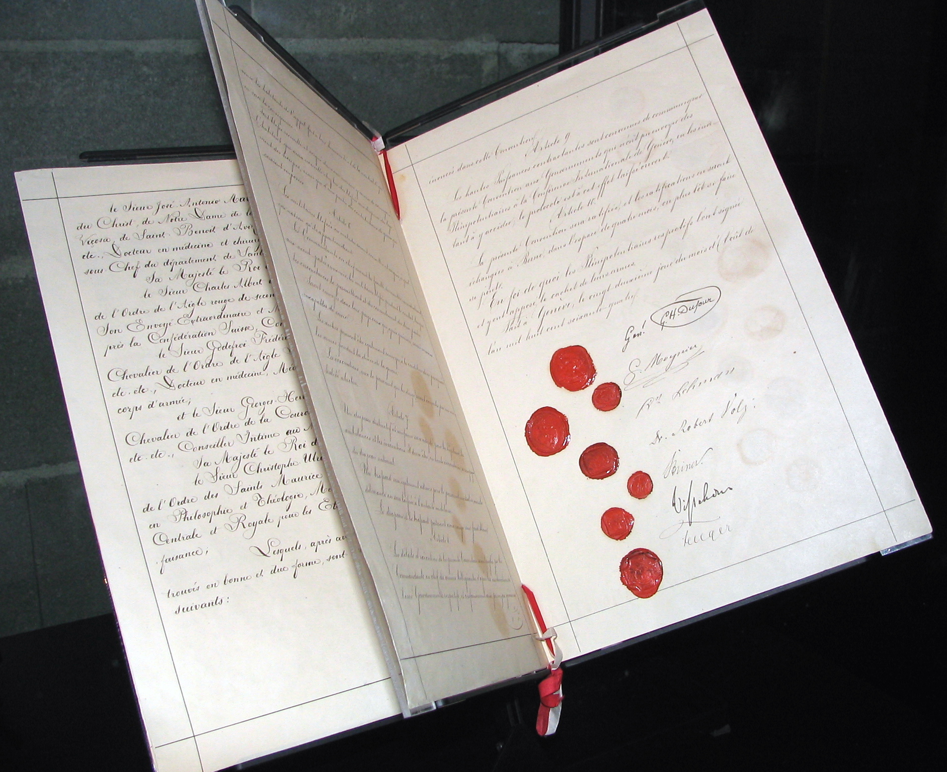 Handtekeningen en stempels onder de originele Geneefse Conventies uit 1863. Wikimediacommons.jpg