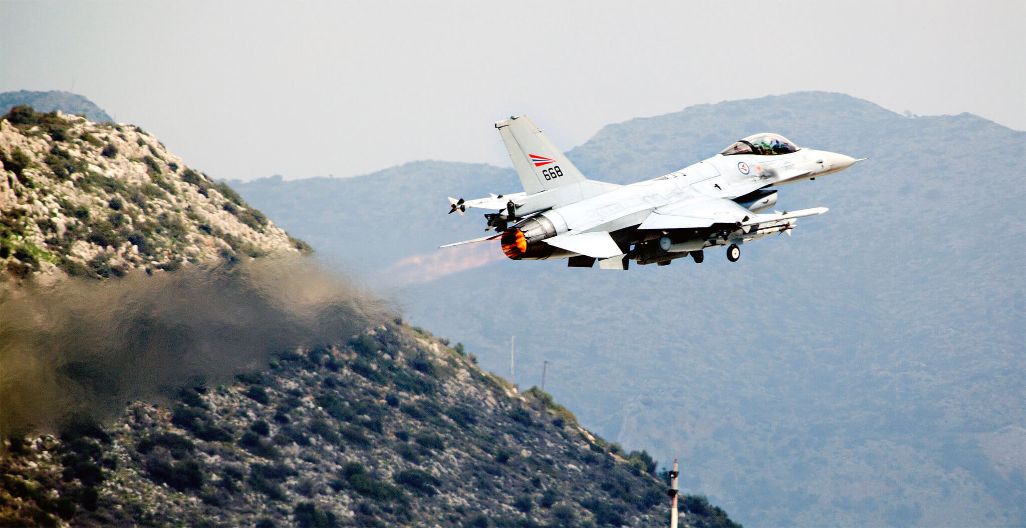 Klep-Een Noorse F16 boven Griekenland op de terugweg van Libië in 2011. NATO  
