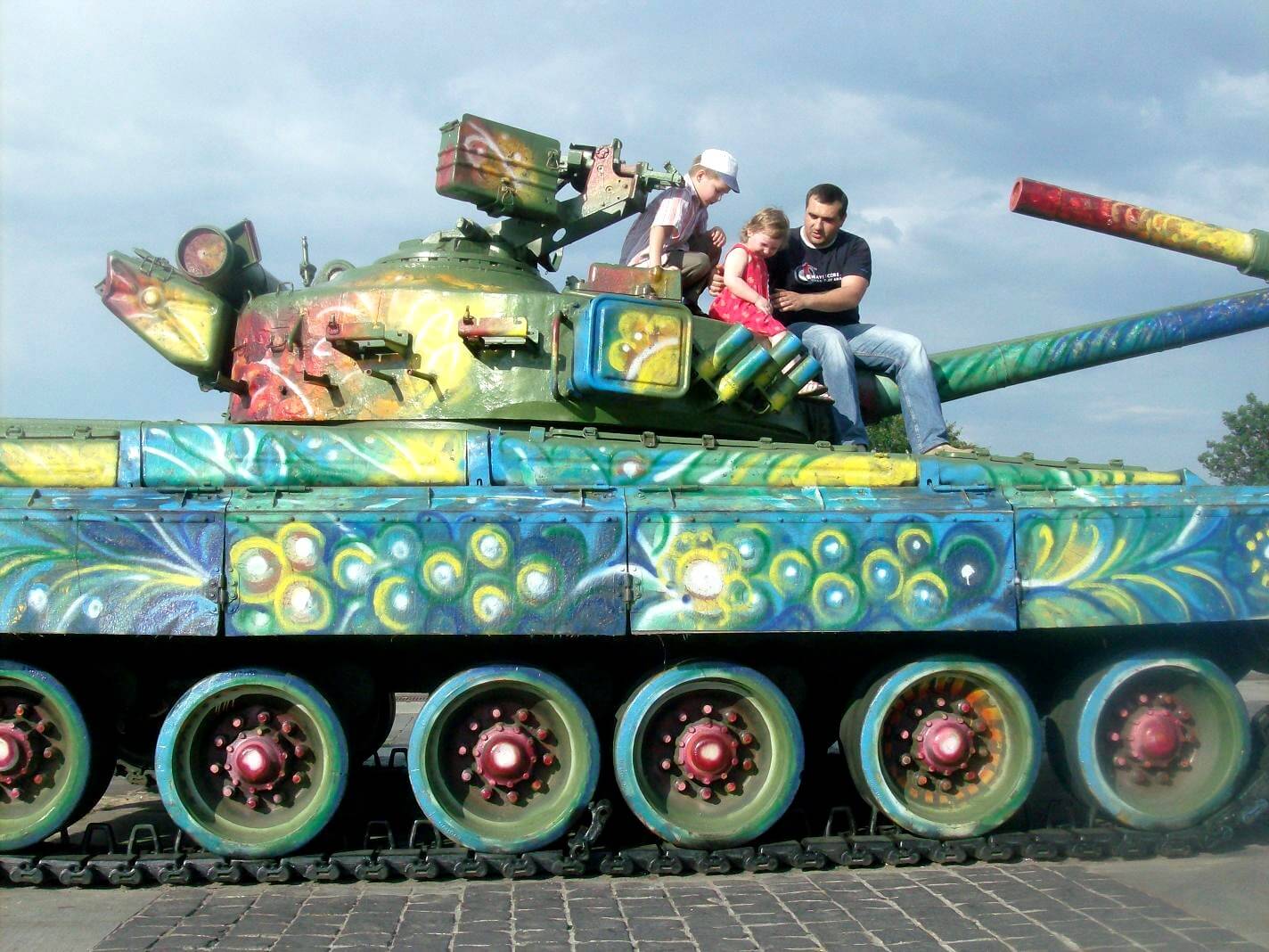 Klijn - Painted battle tanks at the World War II Memorial, Kiev, Ukraine. Wikimediacommons