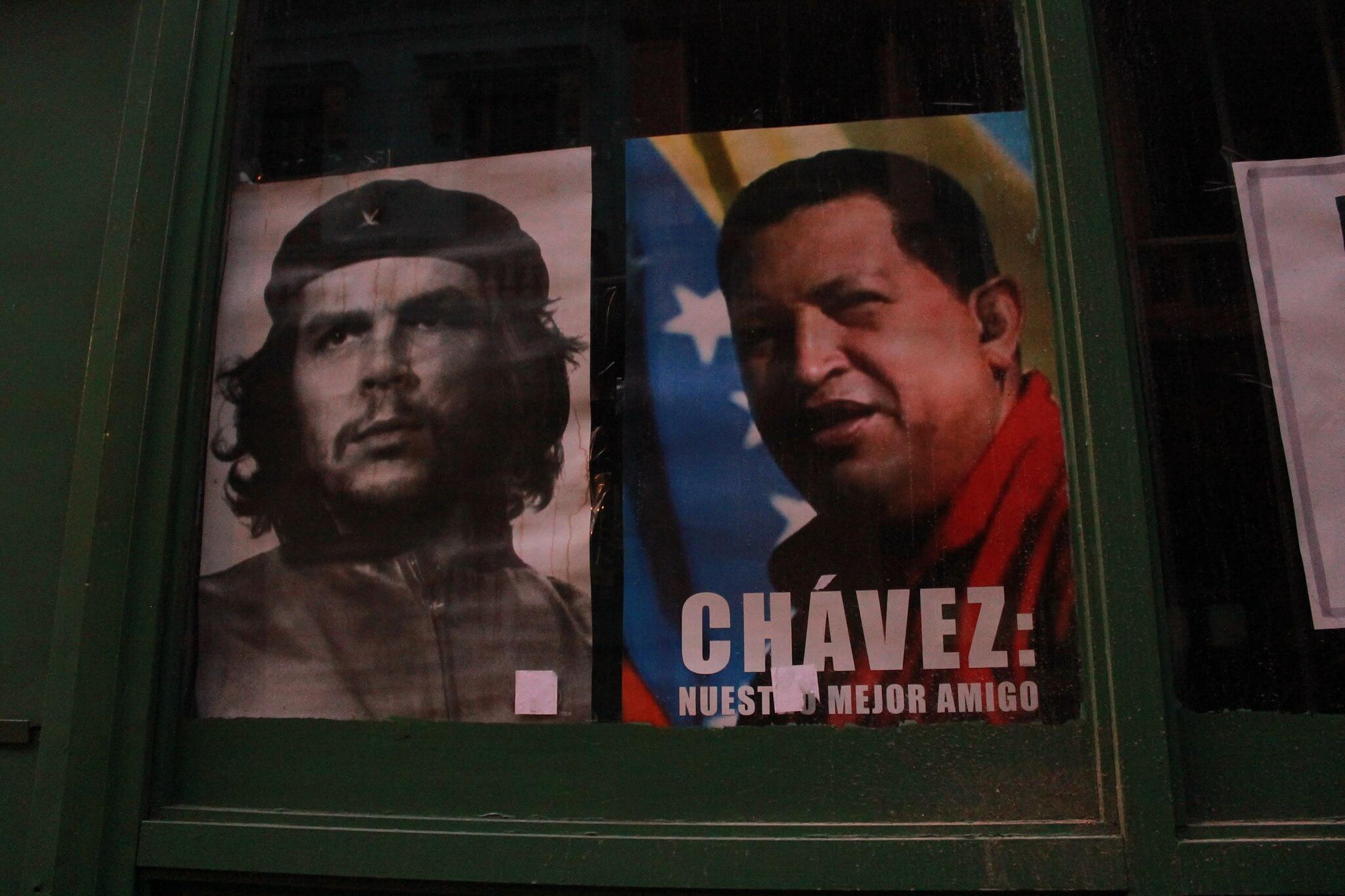 Homage aan Chavez en Guevara in de straten van Havana, Cuba 