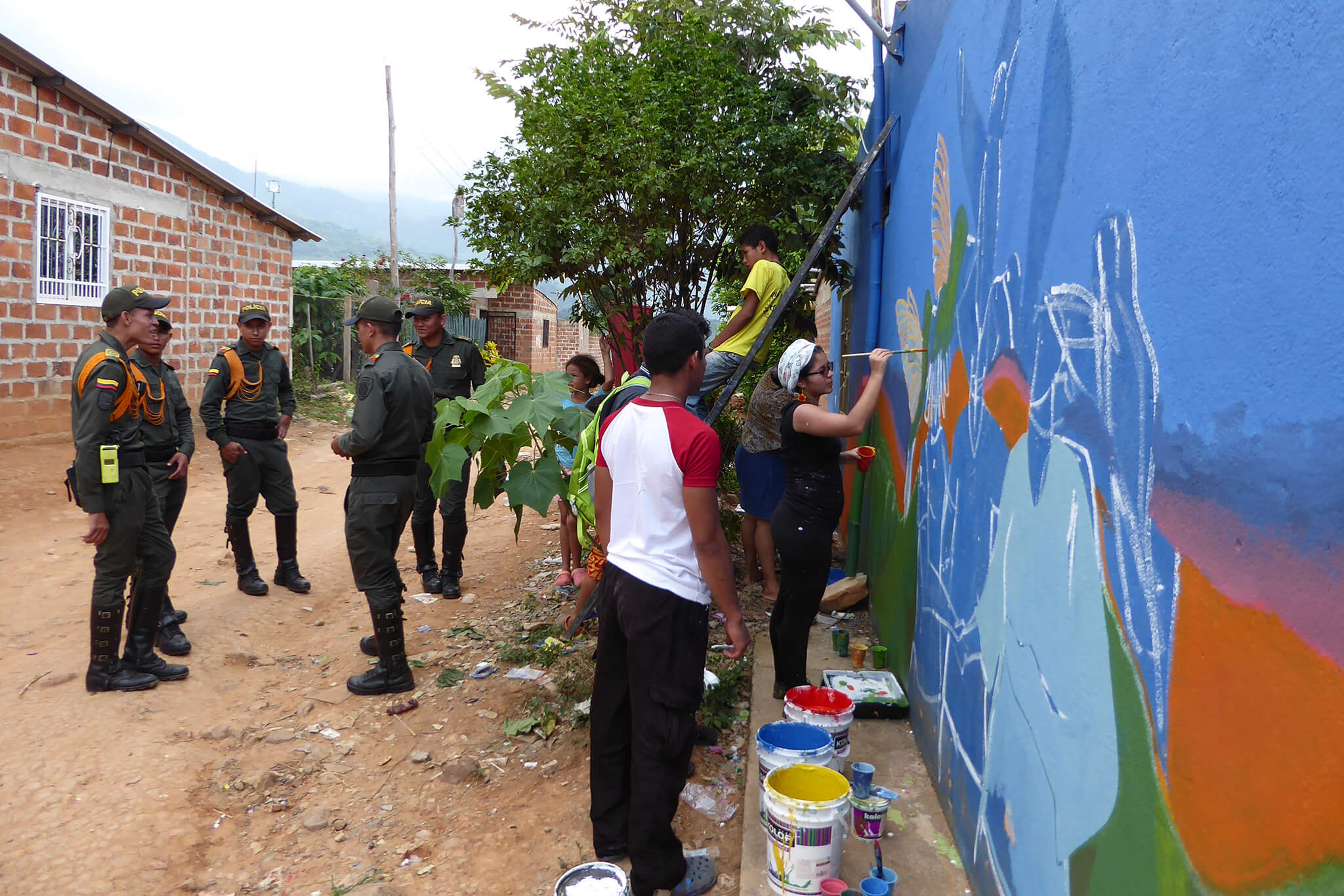 Columbianen werken in oktober 2017 in San José aan een muurschildering over het vredesakkoord