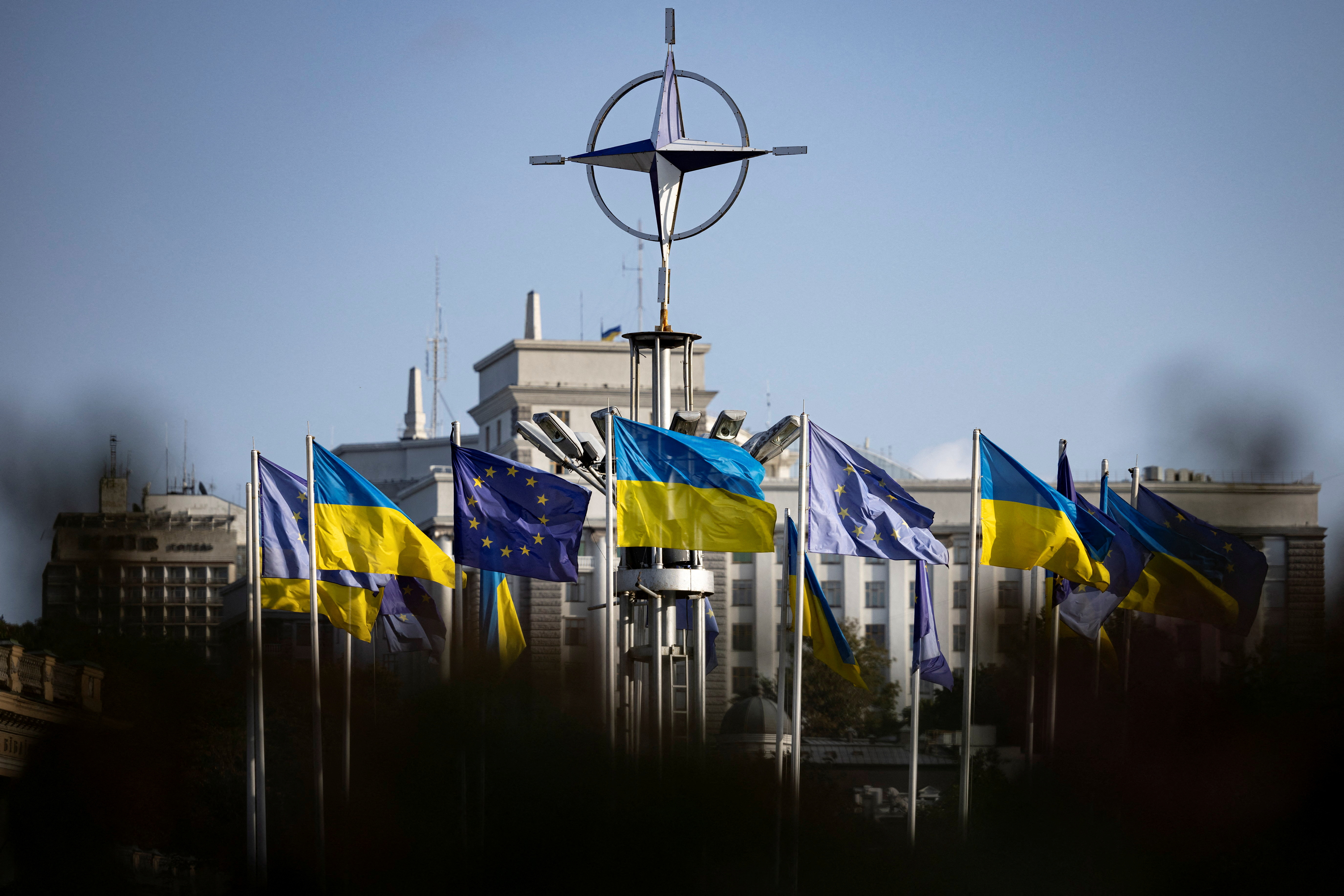 Ukrainian and EU flags fly in central Kyiv as the city hosted an EU-Ukraine foreign minsters meeting in Kyiv on 2 October 2023. © Thomas Peter / Reuters.