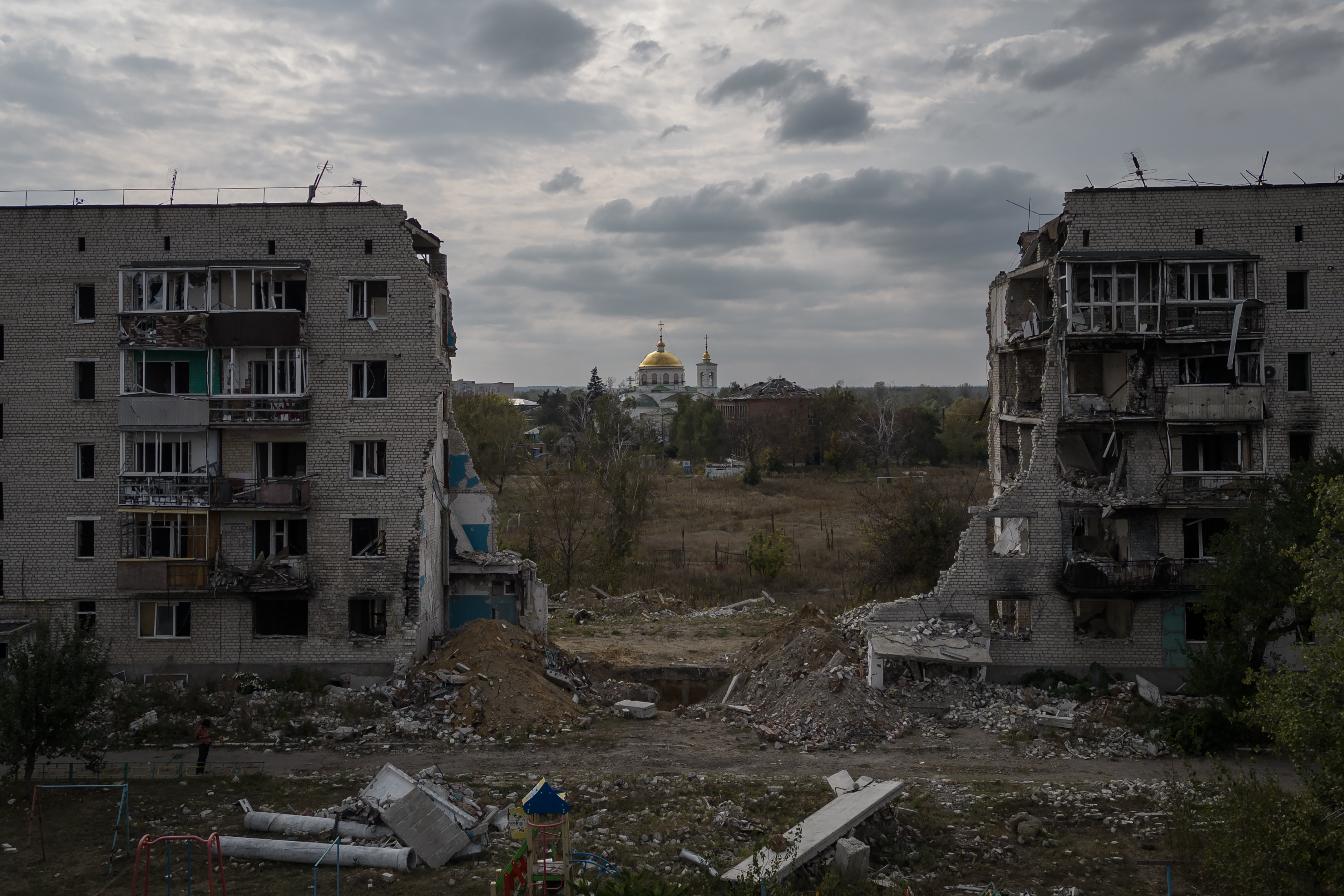A view of destruction after airstrikes since the beginning of the war in Izym, a city in Kharkiv Oblast, Ukraine. Photo of 2 October 2023. © Ozge Elif Kizil via Anadolu Agency / Reuters.