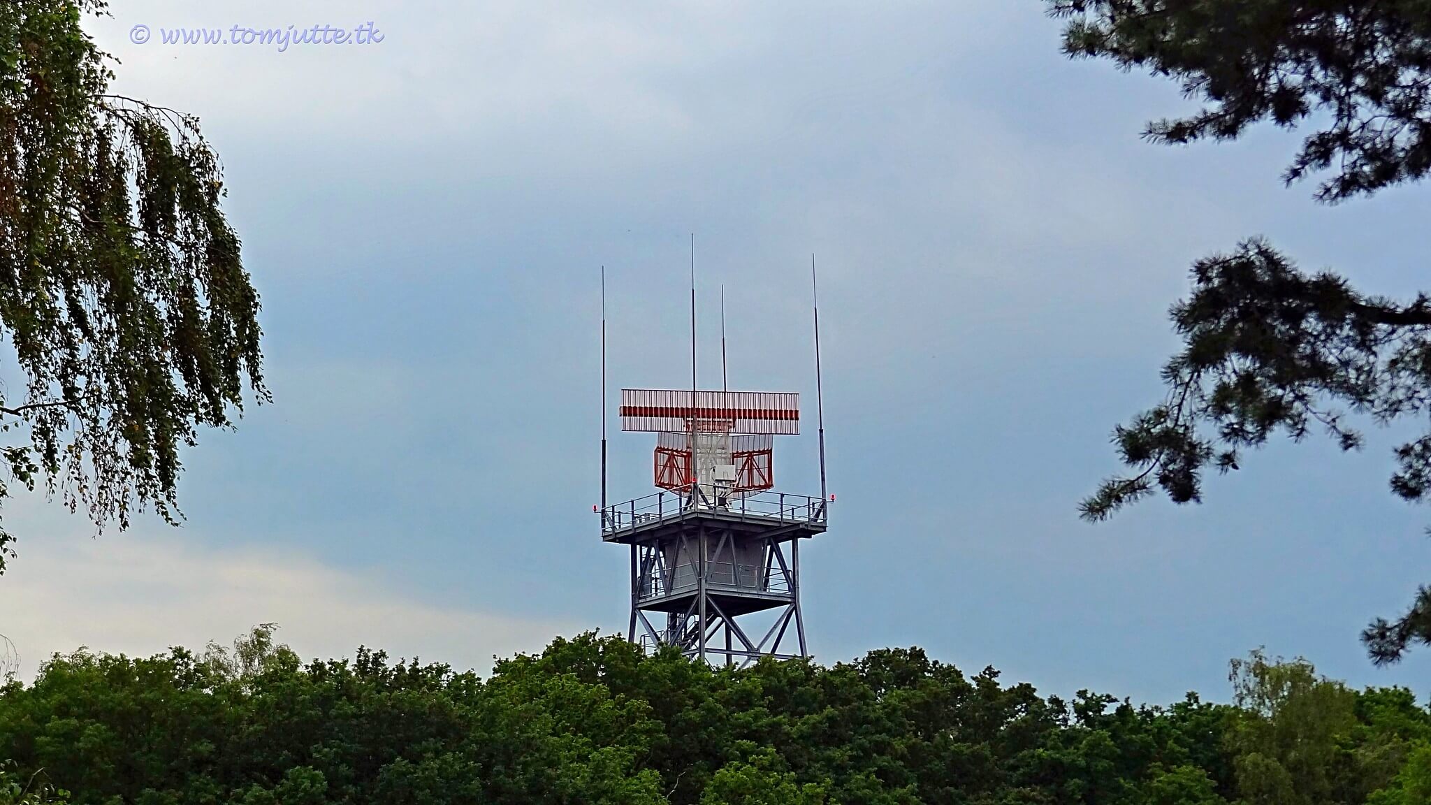 Radar Tower at a former Royal Netherlands Air Force military airbase located in Soesterberg, 2014. Tom Jutte - Flickr