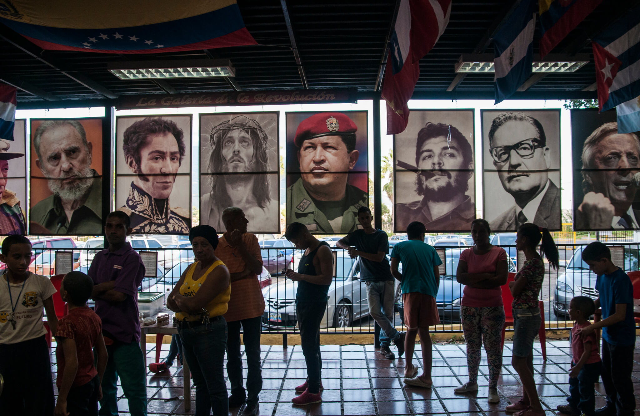 Chávez, een levenslange bewonderaar van Simon Bolivar, voegde zich in de rij van linkse militaire patriotten, redders van de natie, die in hun militaire mystiek uitgingen van een ondeelbare band tussen strijdkrachten en (armere) bevolking. Bron: Eneas De Troya / Flickr