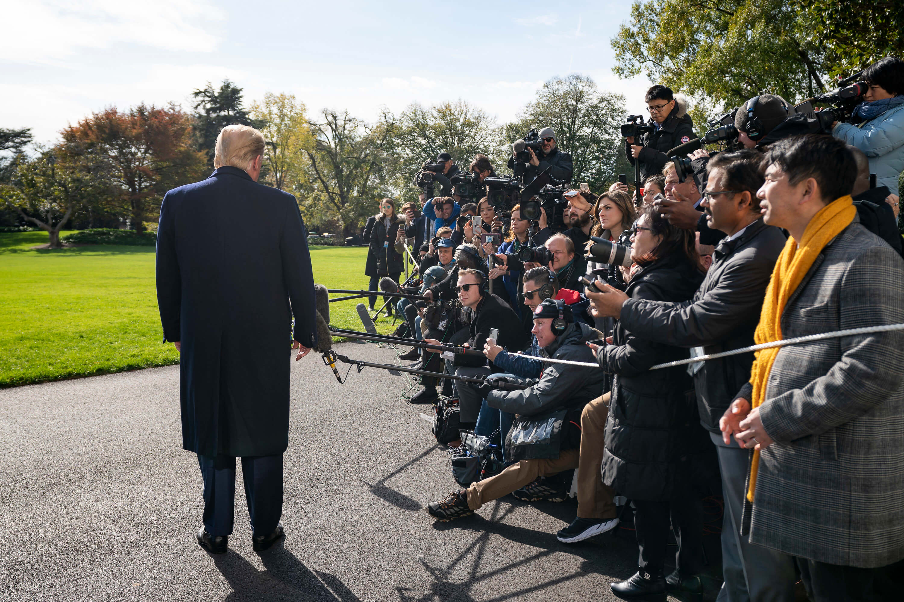President Donald Trump staat journalisten te woord bij het Witte Huis, november 2019. © The White House/Flickr