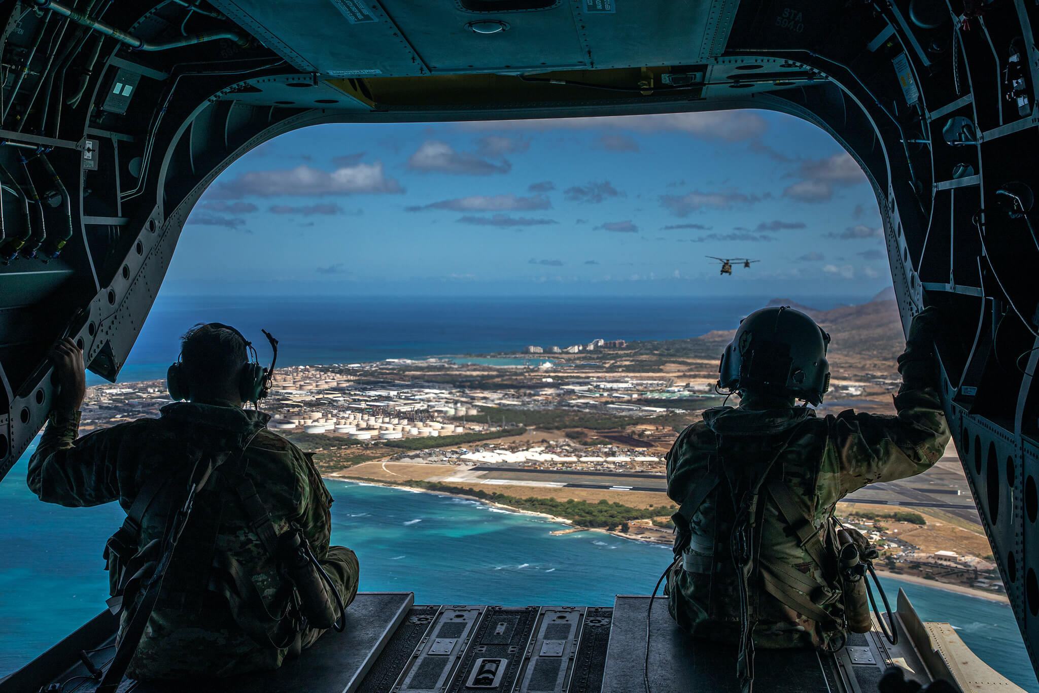 American soldiers execute a 9x CH-47F Chinook multi-ship flight around Hawaii islands in June 2020. © U.S. Indo-Pacific Command