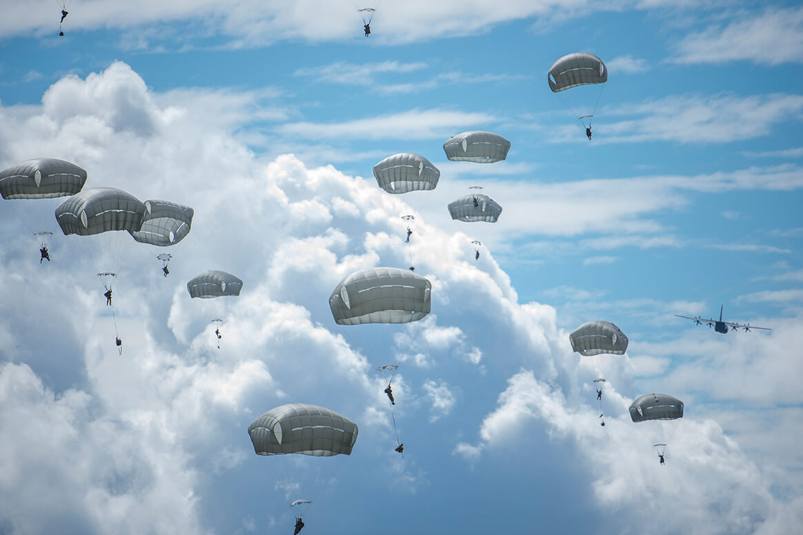 U.S. paratroopers descend towards the Malemute Drop Zone at Joint Base Elmendorf-Richardson, Alaska in July 2018. © U.S. Indo-Pacific Command 