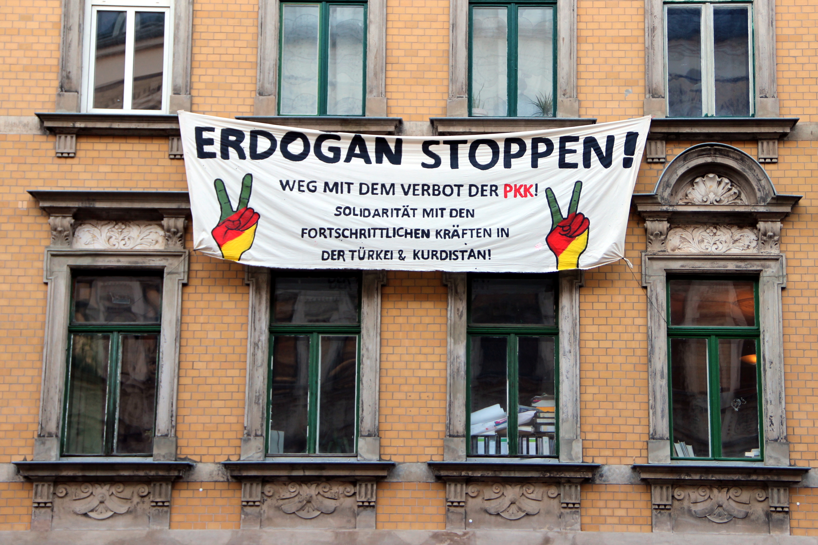 Pro-PKK poster in Duitsland, 2016. Bron: Flickr / strassenstriche.net