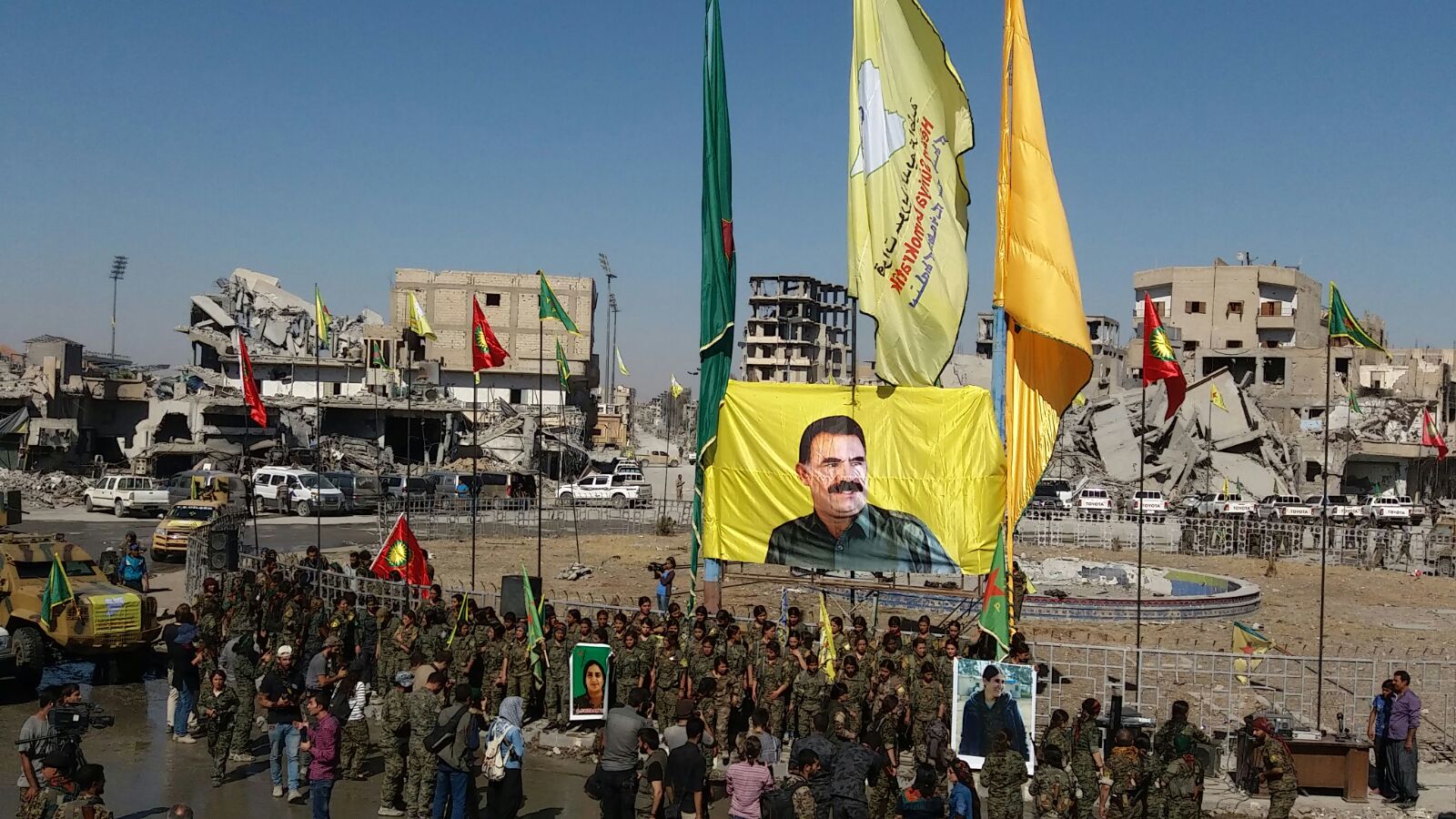 Bij de verovering van Raqqa liet de YPG voor de hele wereld een huizenhoge vlag van PKK-stichter Abdullah Ocalan wapperen