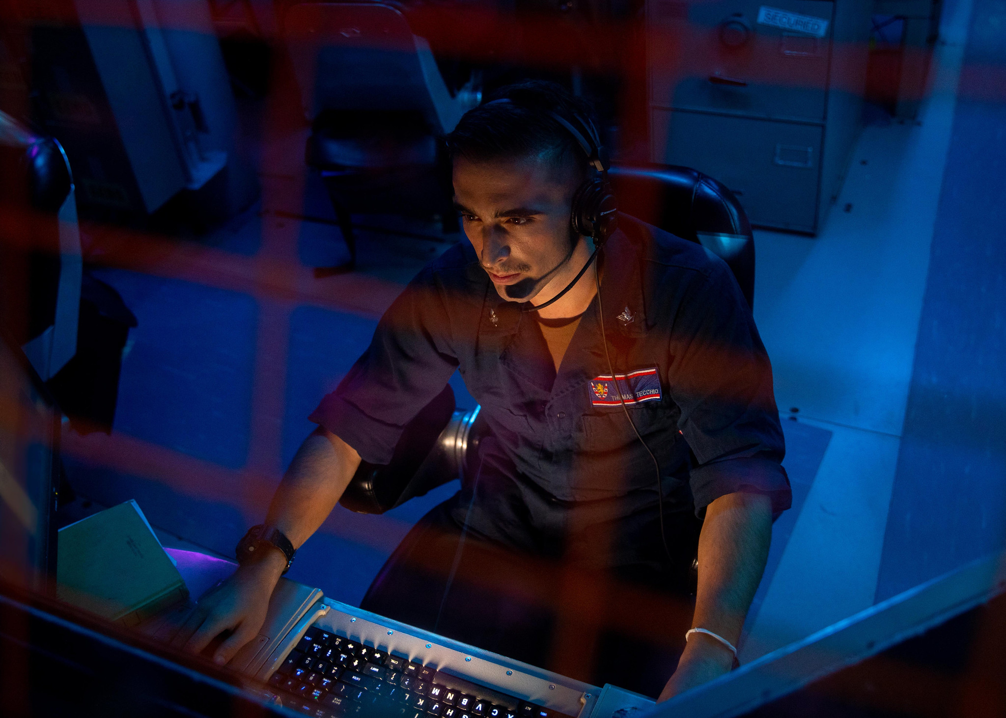 A Fire Controlman stands the spy radar system control watch aboard Arleigh Burke-class guided missile-destroyer USS Barry (DDG 52) during a routine transit of the Taiwan Strait in 2021. © U.S. Pacific Fleet.