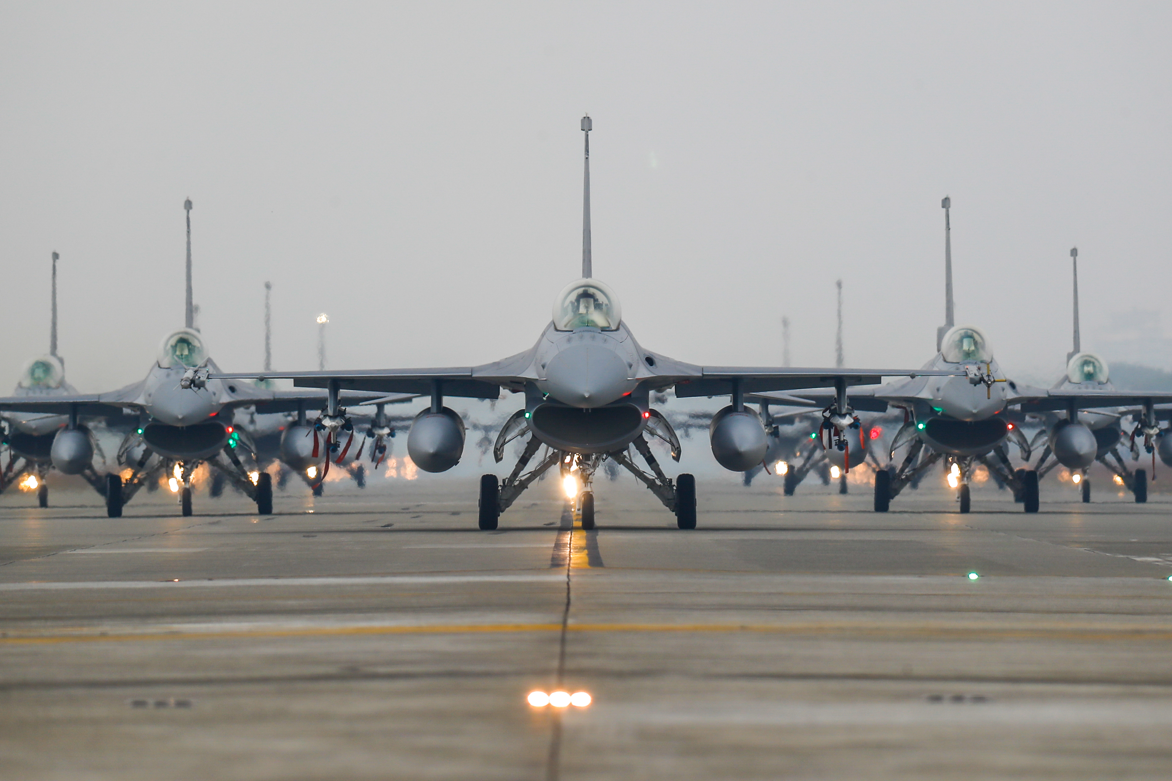 F-16V jet fighters taxi on the runway at the Air Force base, as the Taiwanese military holds a drill for preparedness enhancement in Chiayi, Taiwan. © Ceng Shou Yi / NurPhoto via Reuters Connect