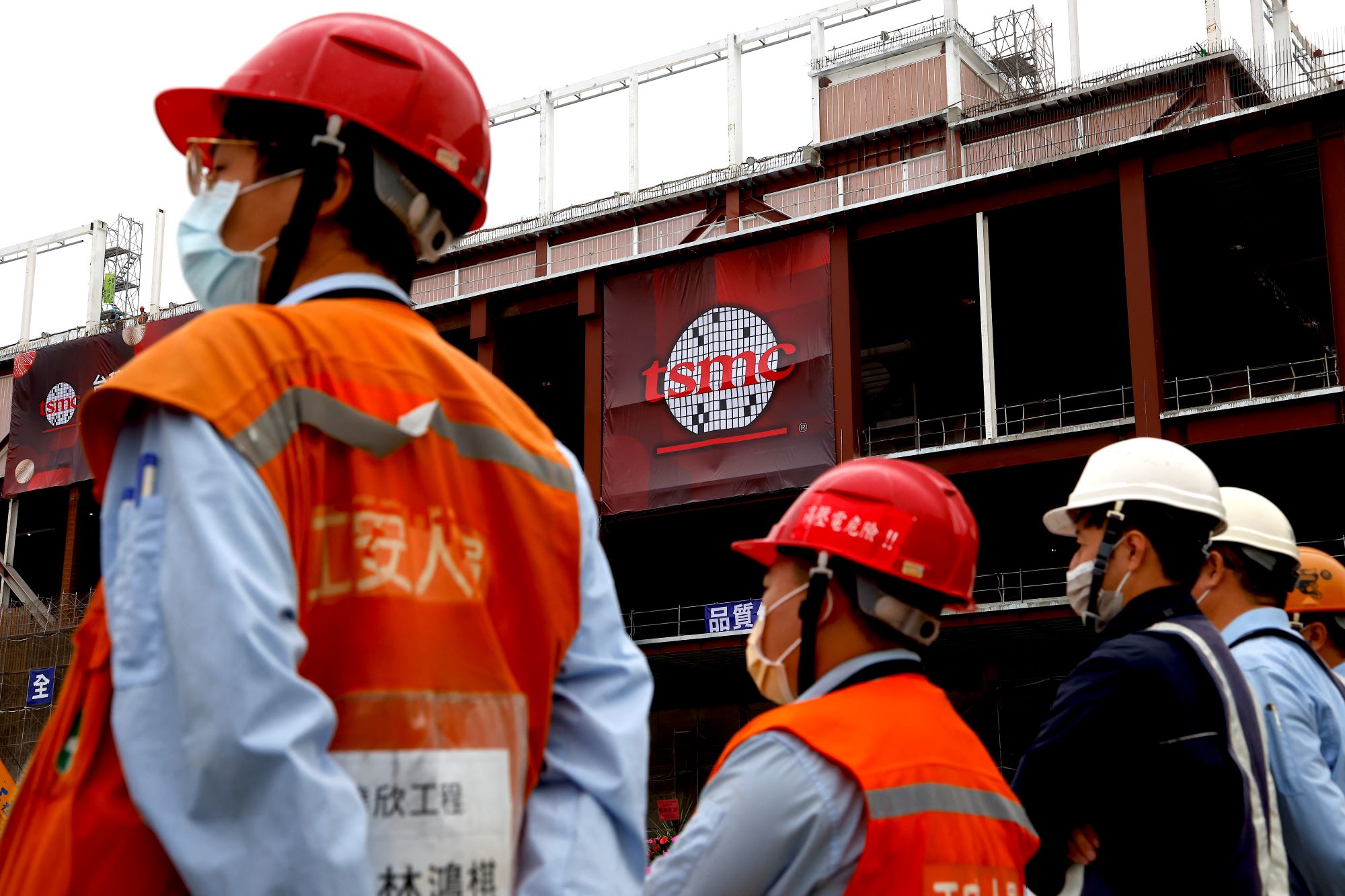 Martin - Workers are seen as taiwanese chip giant TSMC holds a ceremony to start mass production of its most advanced 3-nanometer chips in the southern city of Tainan, Taiwan December 29, 2022. 