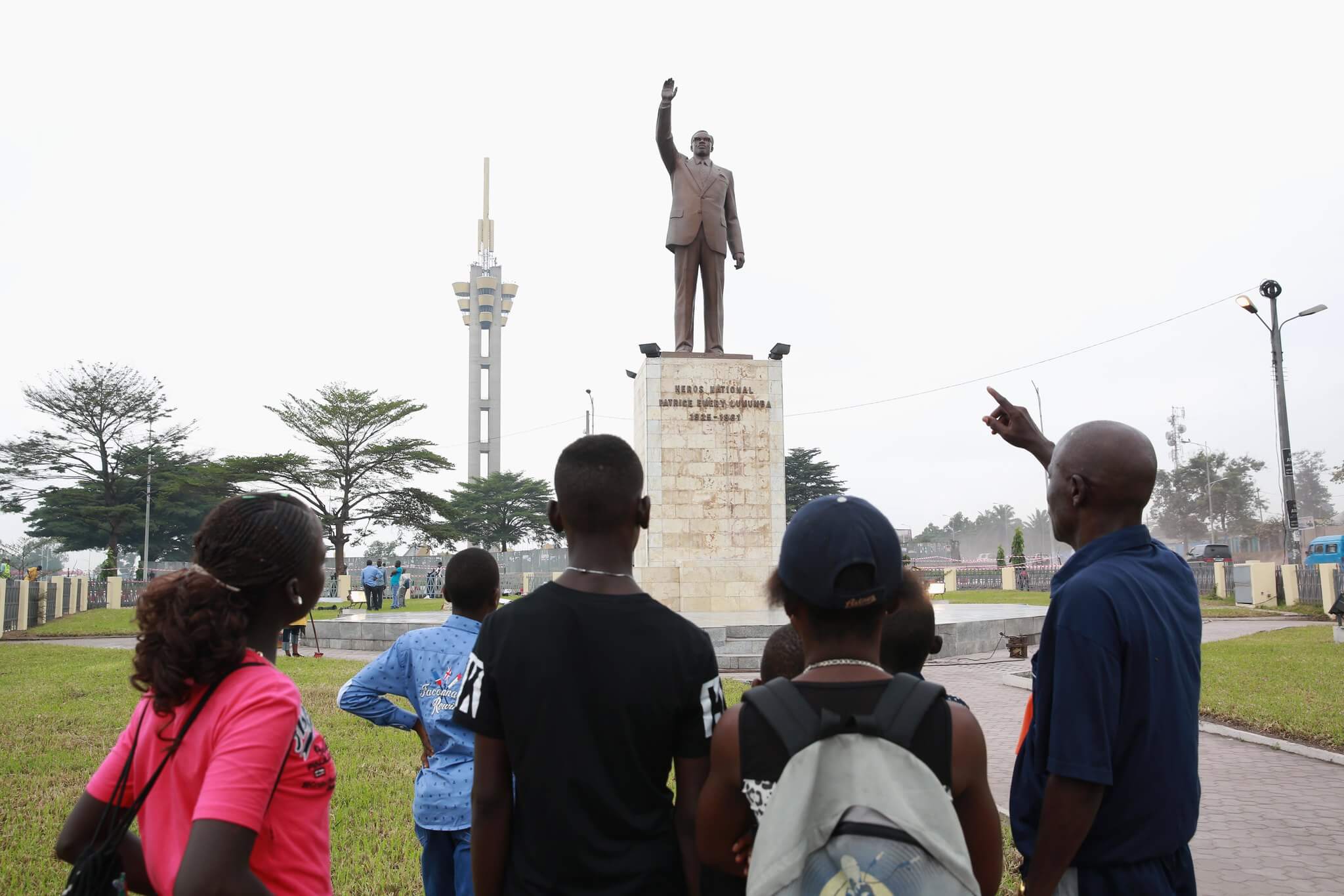 Magendane-Congolese leraar met scholieren bij het standbeeld van Patrice Lumumba, de eerst gekozen premier van Congo.  MONUSCO-Abel Kavanagh