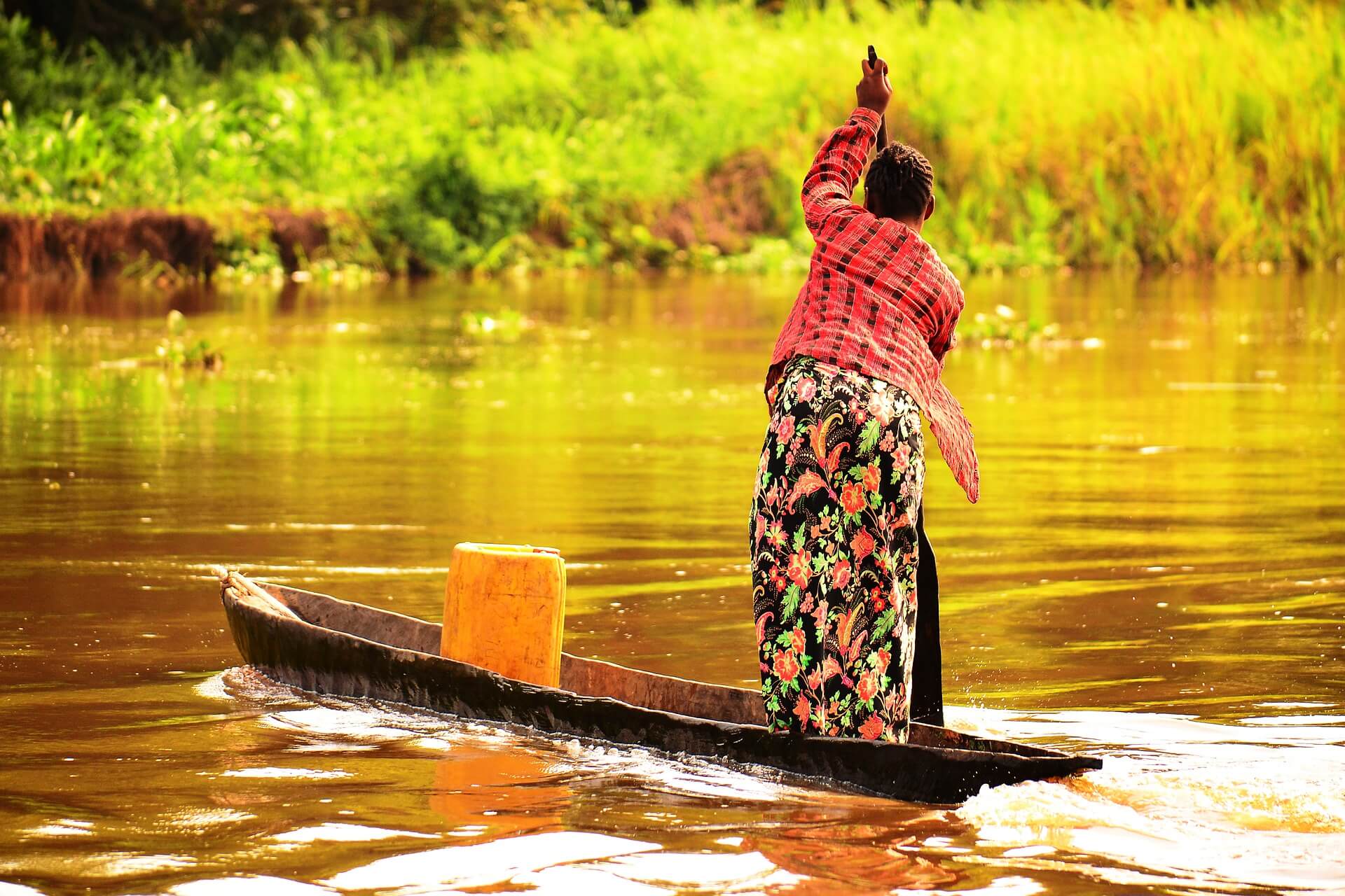 Magendane-Congolese vrouw steekt een rivier over in 2014. Pixabay