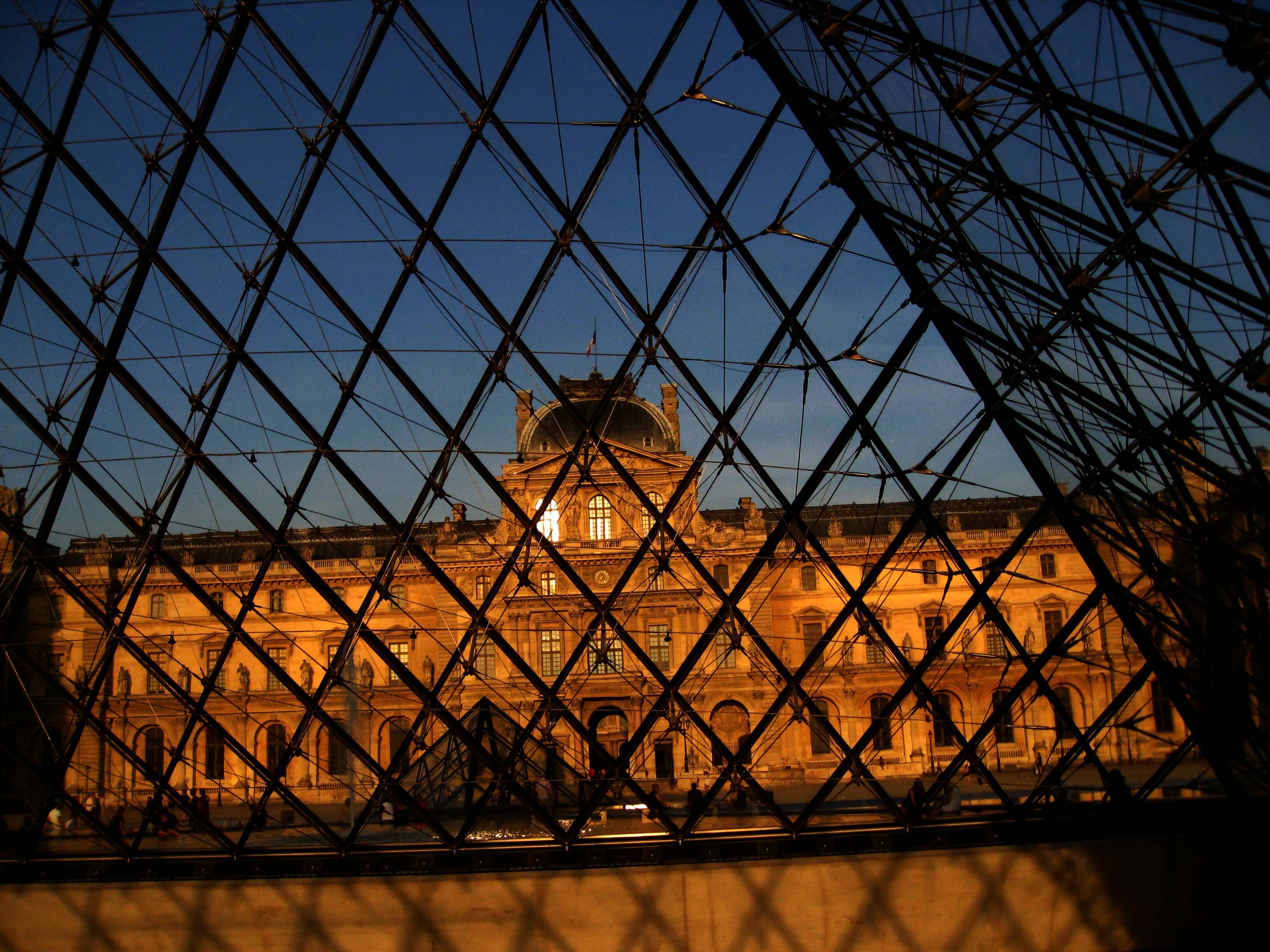 Het Louvre vanuit de piramide ingang. © Travis Wiens-Flickr