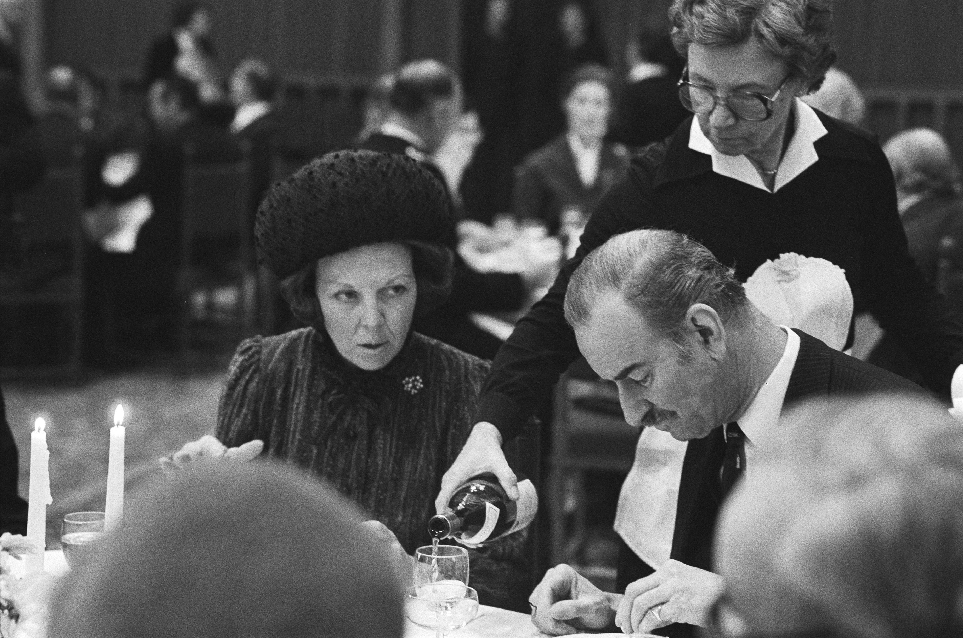 Minister van Buitenlandse Zaken Van der Klaauw met prinses Beatrix in 1980. Nationaal Archief via Wikimediacommons