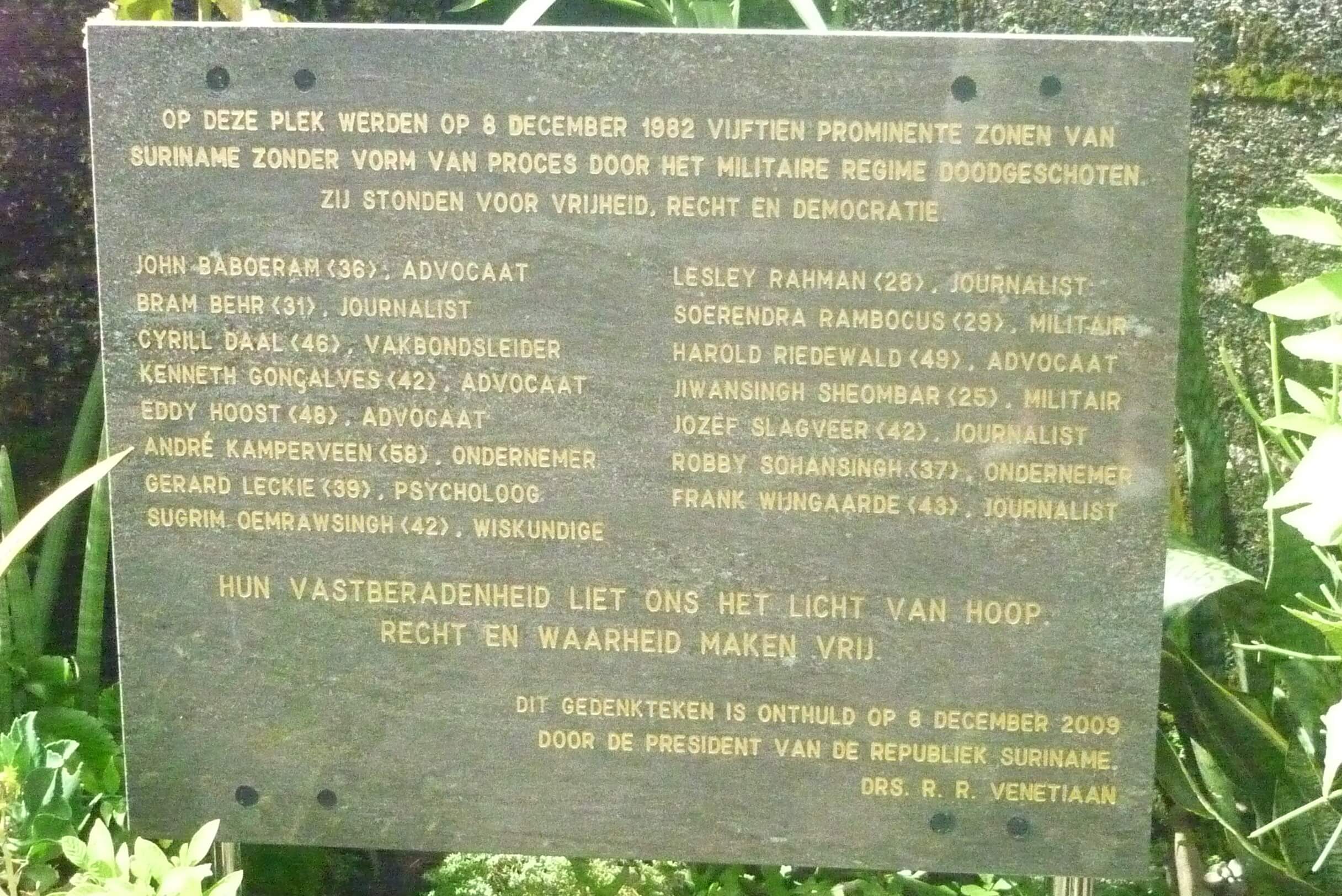 Monument op Fort Zeelandia met de namen van alle slachtoffers van de Decembermoorden. Wikimediacommons