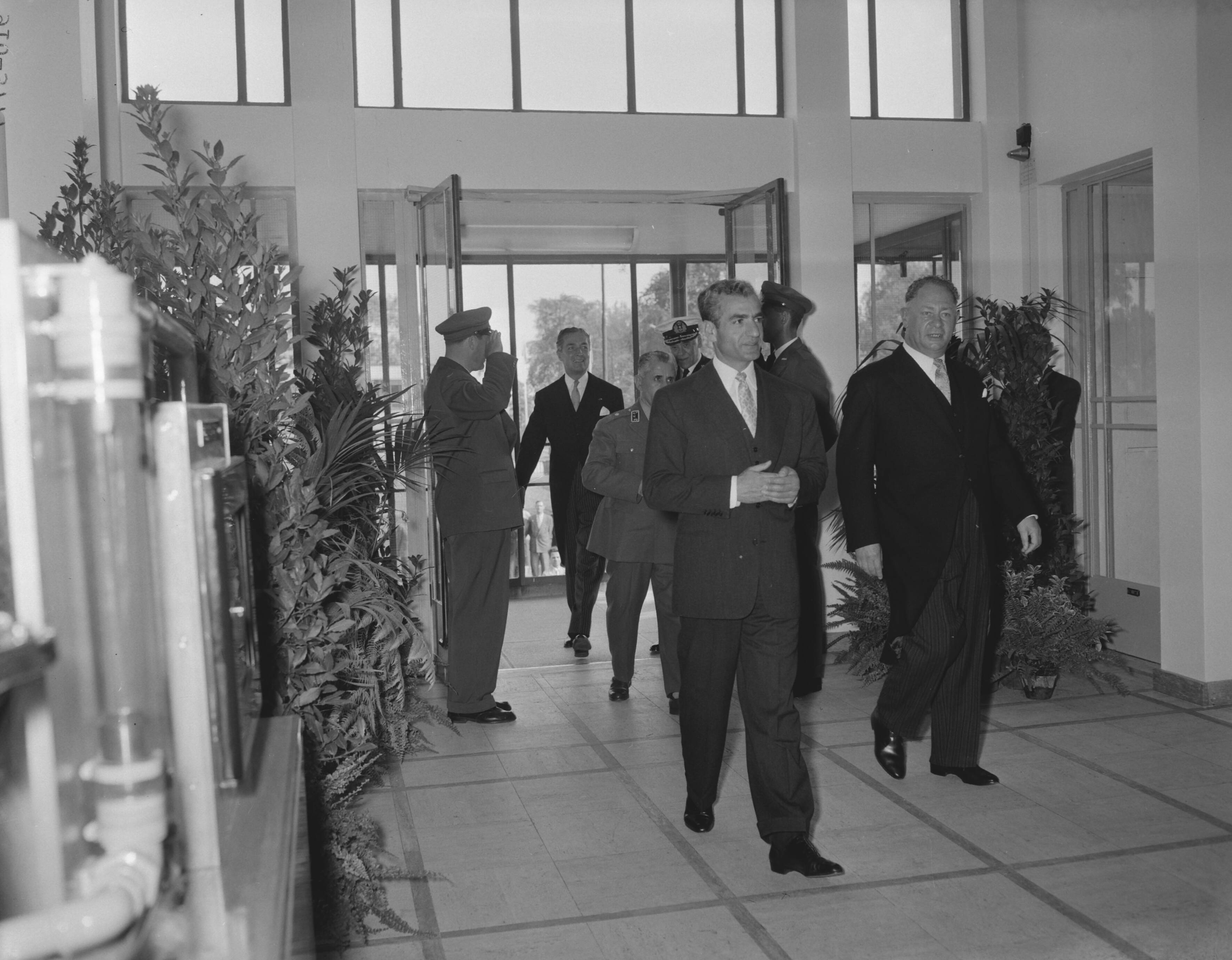Bezoek van de sjah van Iran aan het Shell Laboratorium te Amsterdam tijdens zijn staatsbezoek aan Nederland in 1959. © Joop van Bilsen / Anefo / Nationaal Archief 