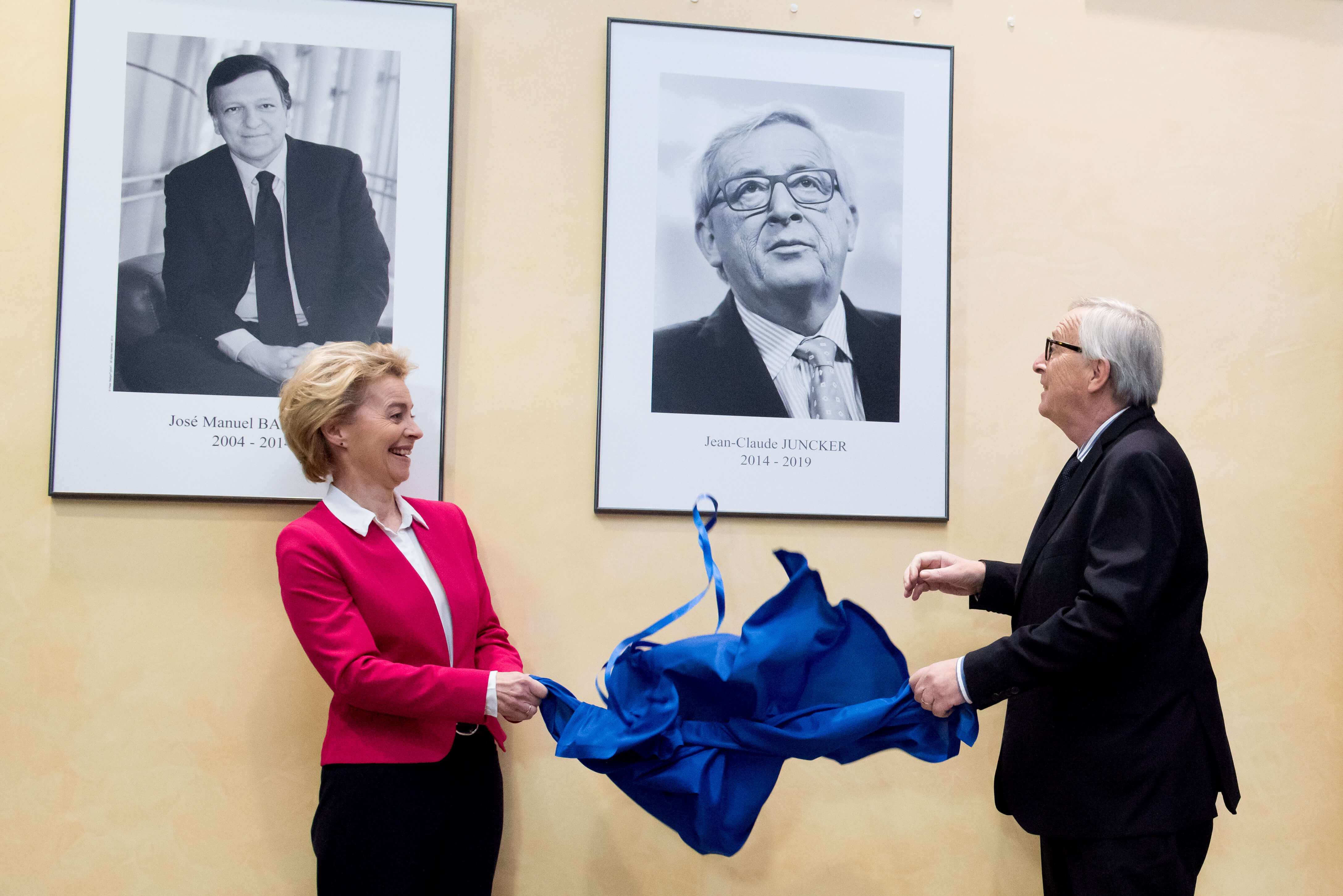 Ursula von der Leyen en haar voorganger Jean-Claude Juncker tijdens de overdrachtsceremonie op 3 december 2019. © European Union 2019