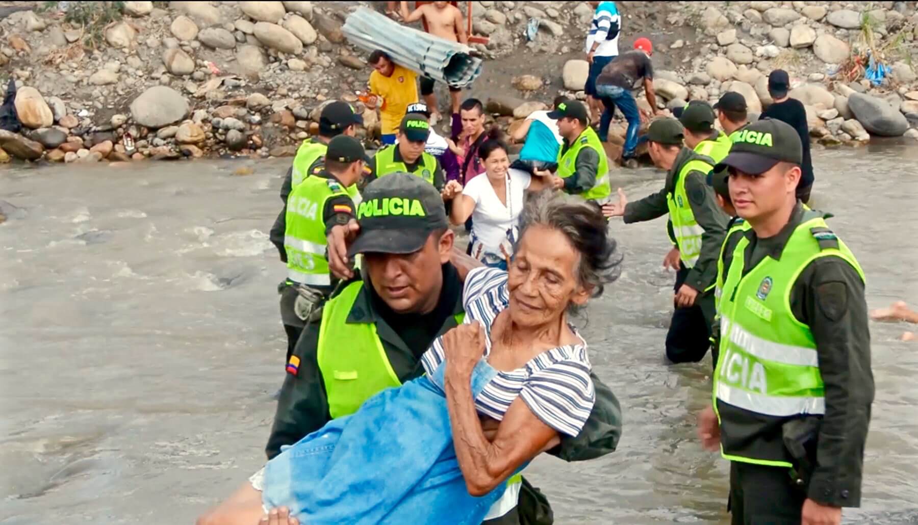 Venezolaanse vluchtelingen worden geholpen door politieagenten in Colombia. ©Wikimedia
