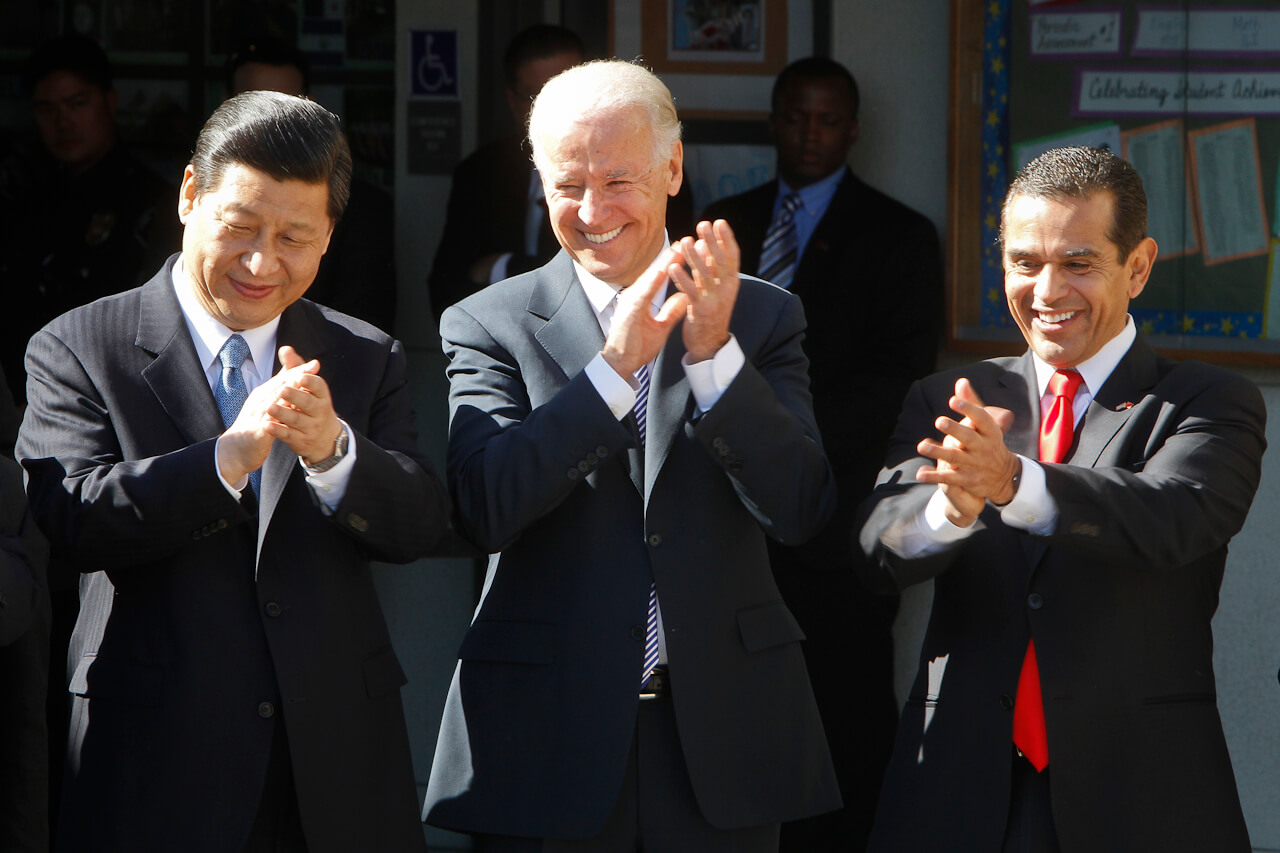 De toenmalige vicepresidenten Xi Jinping en Joe Biden met de burgemeester Villaraigosa van Los Angeles. De foto werd genomen tijdens een bezoek aan de stad in 2013. © Flickr / Antonio R. Villaraigosa