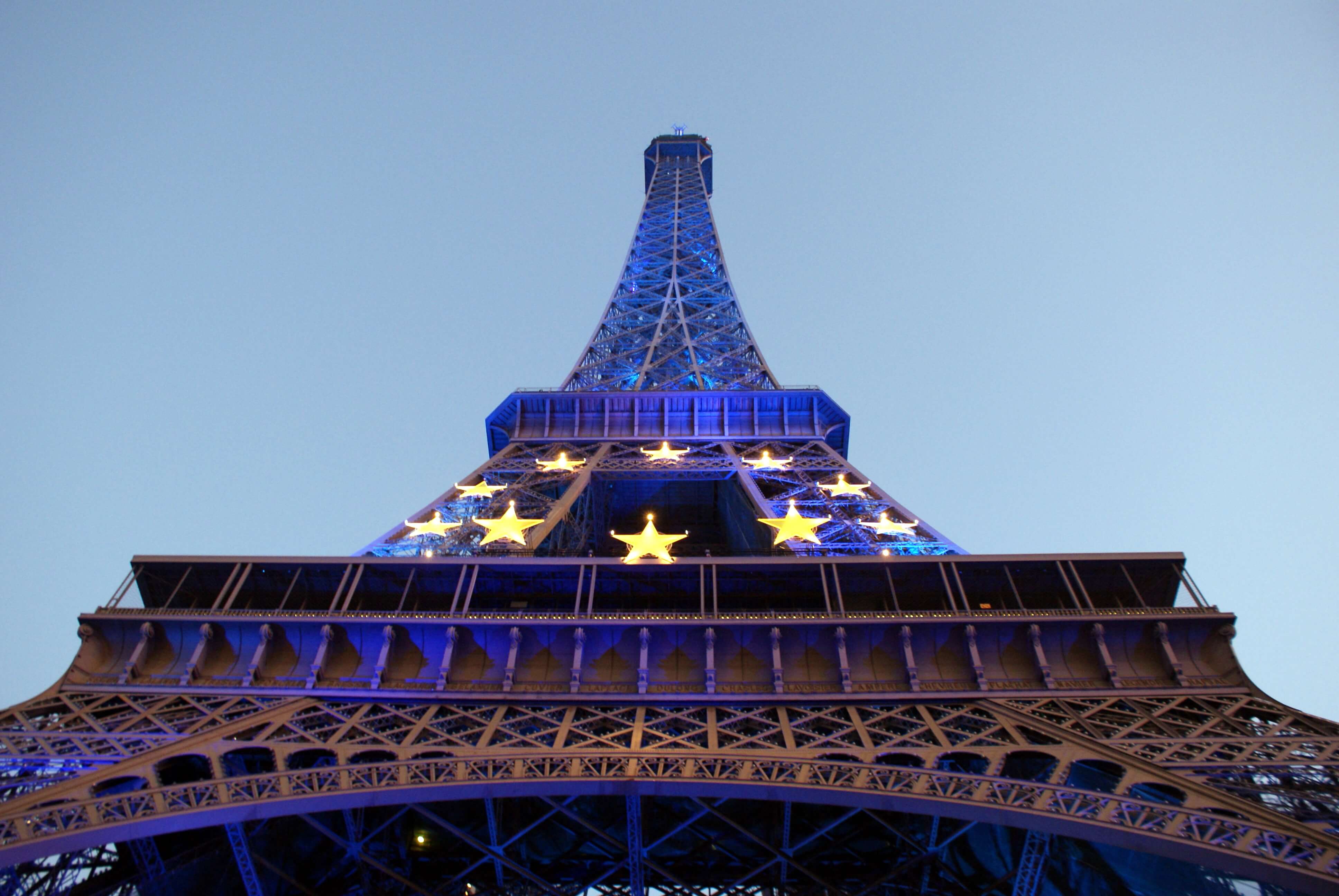 De Europese vlag geprojecteerd op de Eiffeltoren 