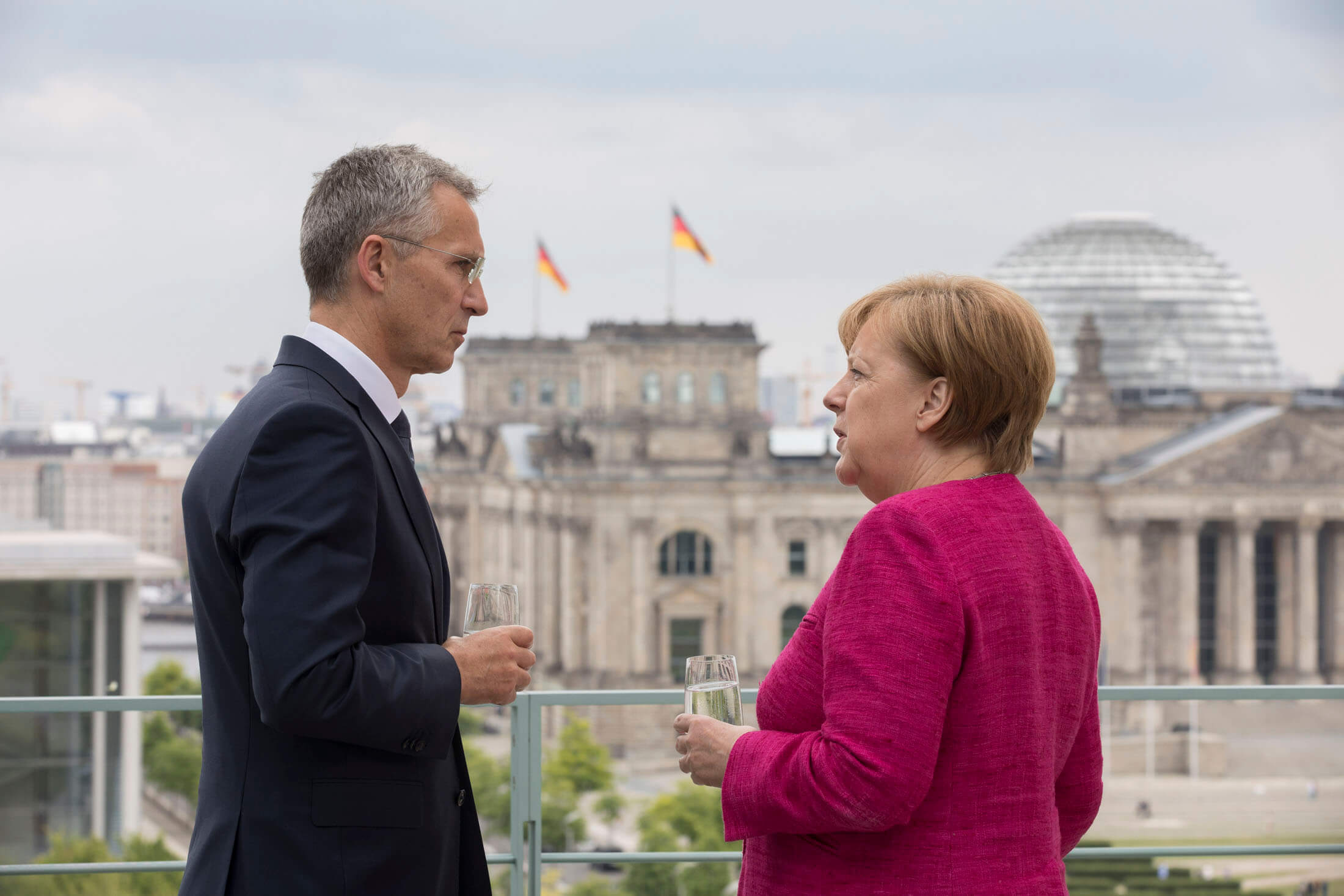 Pekelder-foto-Bondskanselier Merkel ontvangt NAVO-chef Stoltenberg in Berlijn in juni 2018 - NATO-Flickr