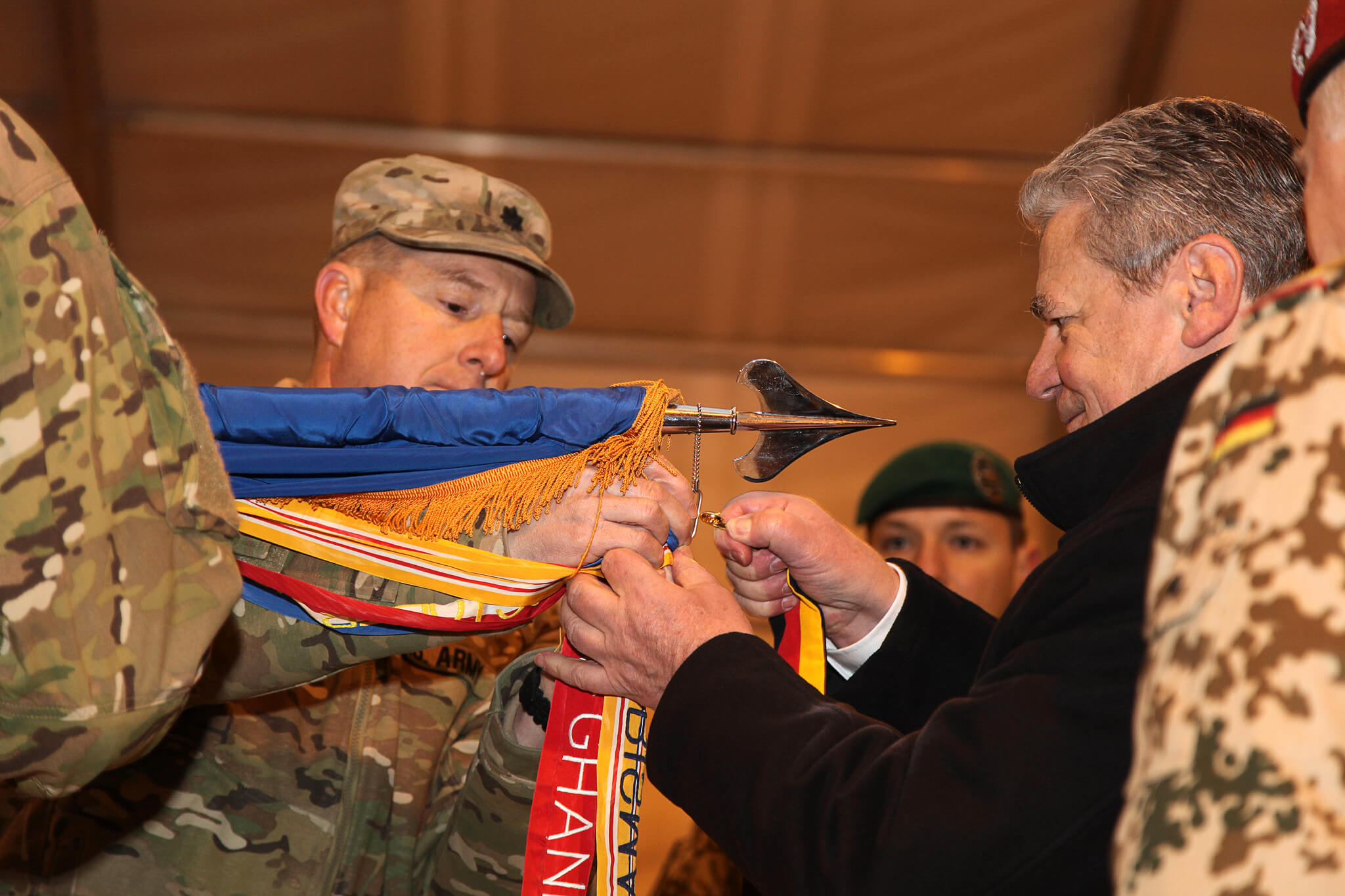 Pekelder-foto-De Duitse president Joachim Gauck in 2008 tijdens een ceremonie met het Amerikaanse leger in Afghanistan - The US Army Flickr