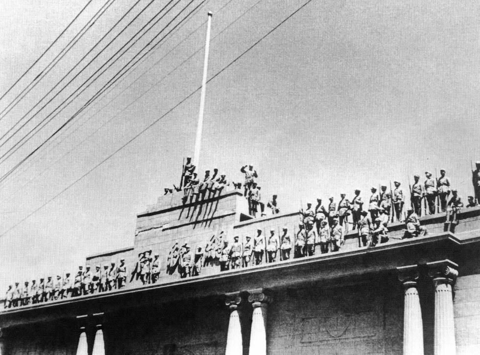 The People's Liberation Army on top of the Presidential Palace after the fall of Nanking in April 1949. © Zou Jian Dong / Wikimedia Commons 