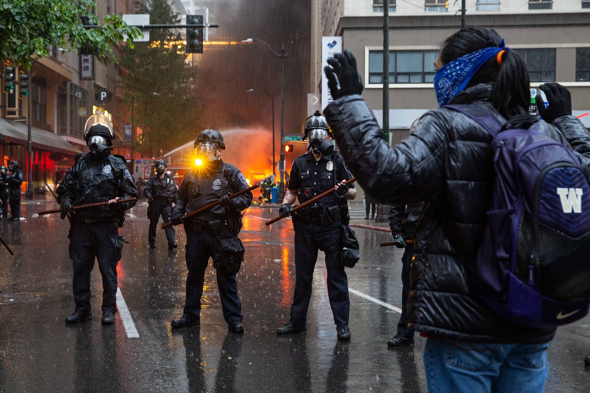 BLM-protesten in Seattle, 2020. Sommigen grepen de protesten aan om geweld te plegen en vernielingen aan te richten, een belangrijk verkiezingsthema. © Flickr / Kelly Kline