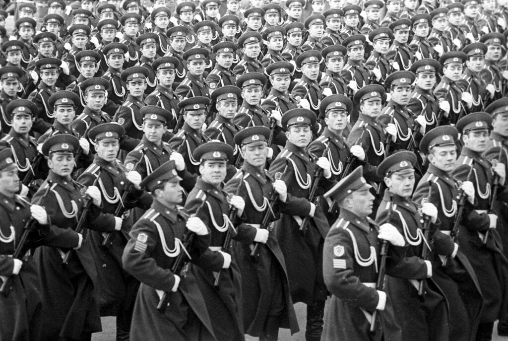 KGB soldaten op het Rode Plein Moskou, 1972. De parade werd gehouden ter herdenking van de Oktoberrevolutie in 1917. © Russian International News Agency / Wikimedia Commons. 
