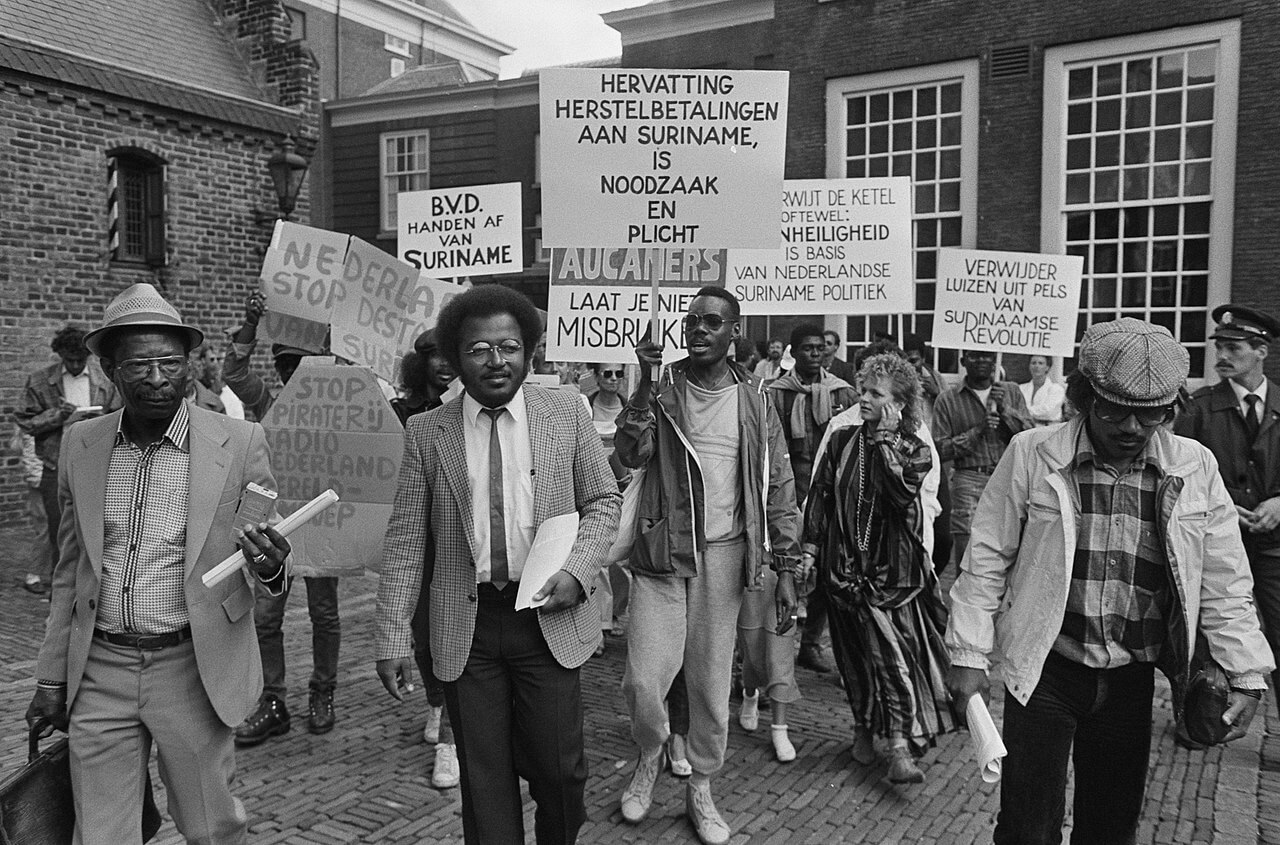 Demonstratie van de pro-Bouterse ‘Liga van Surinaamse Patriotten’ op het Binnenhof in Den Haag in 1986. © Rob Croes, ANEFO / WikiCommons