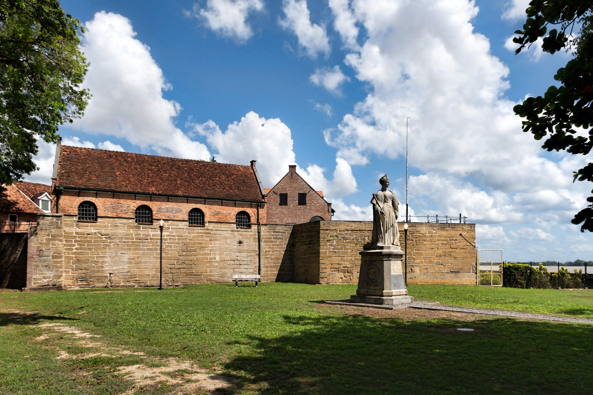 Standbeeld van koningin Wilhelmina voor de muren van Fort Zeelandia, een voormalig Nederlands fort in Paramaribo. © Dan Lundberg / Flickr