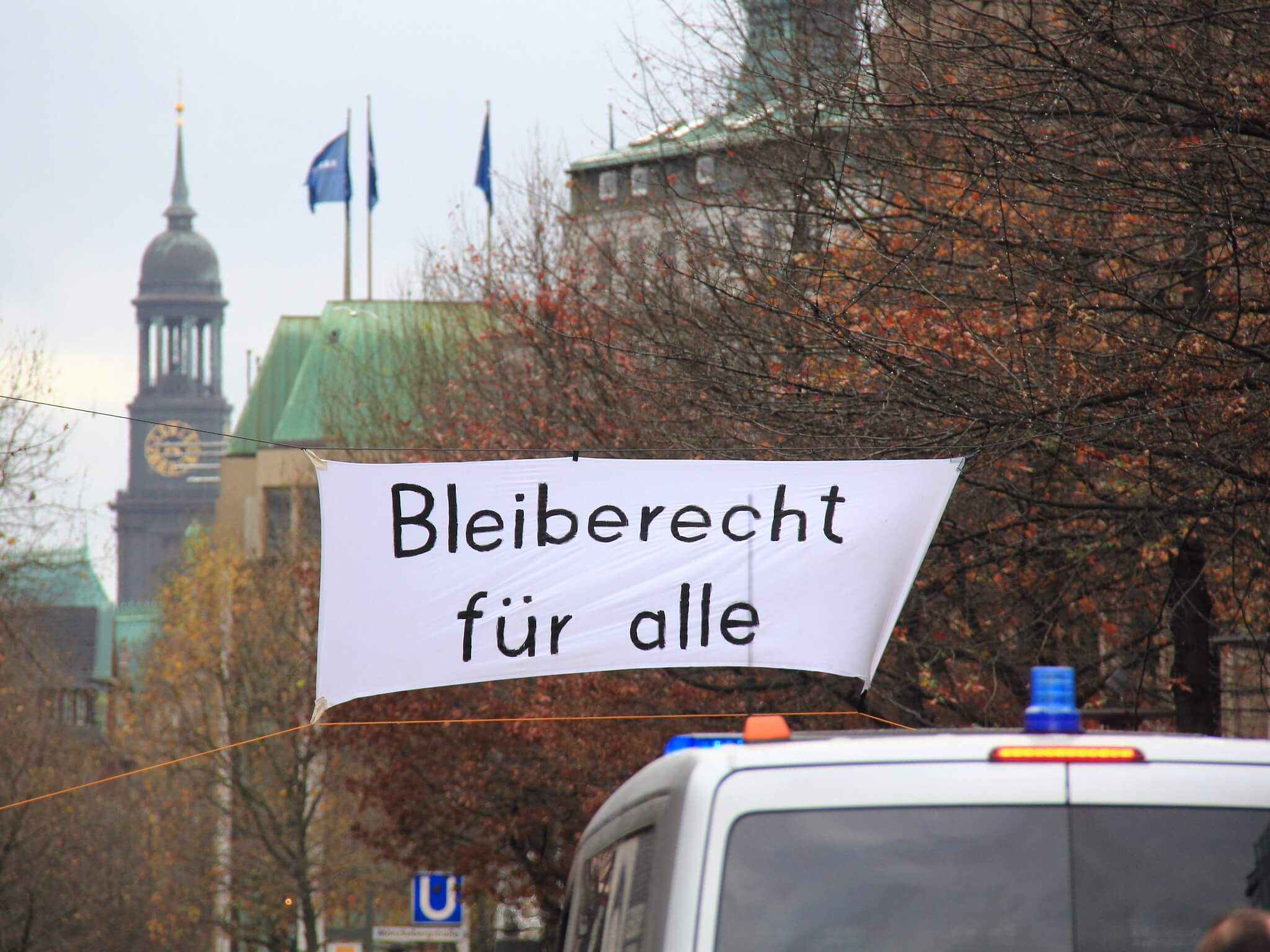 Rohac - Demonstration welcoming refugees in Hamburg 2015. Rasande Tyskar - Flickr 